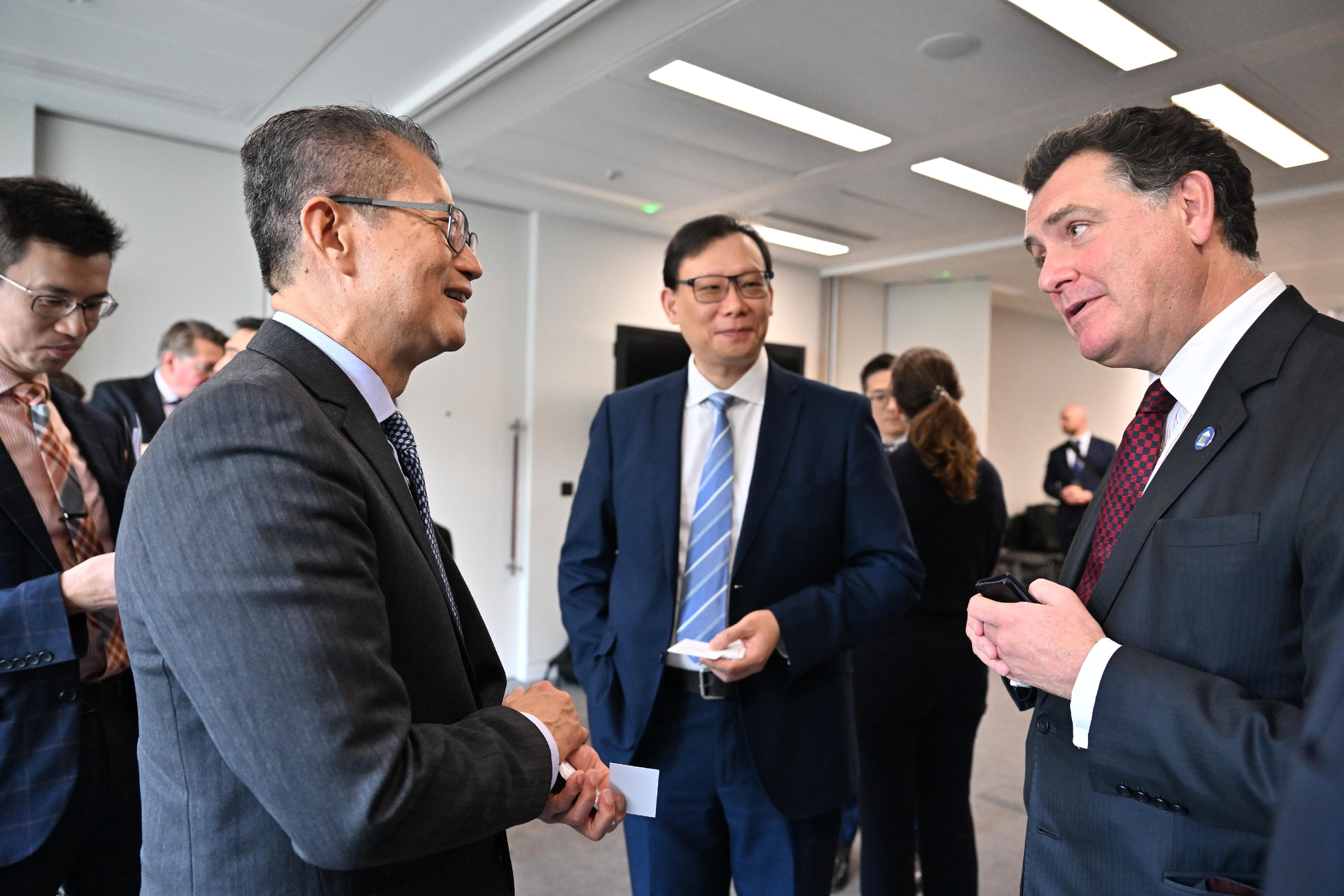 The Financial Secretary, Mr Paul Chan, continued his visit to London, the UK yesterday (September 22, London time), and attended a roundtable luncheon hosted by the China-Britain Business Council. Photo shows Mr Chan (second left) meeting with Council Members.