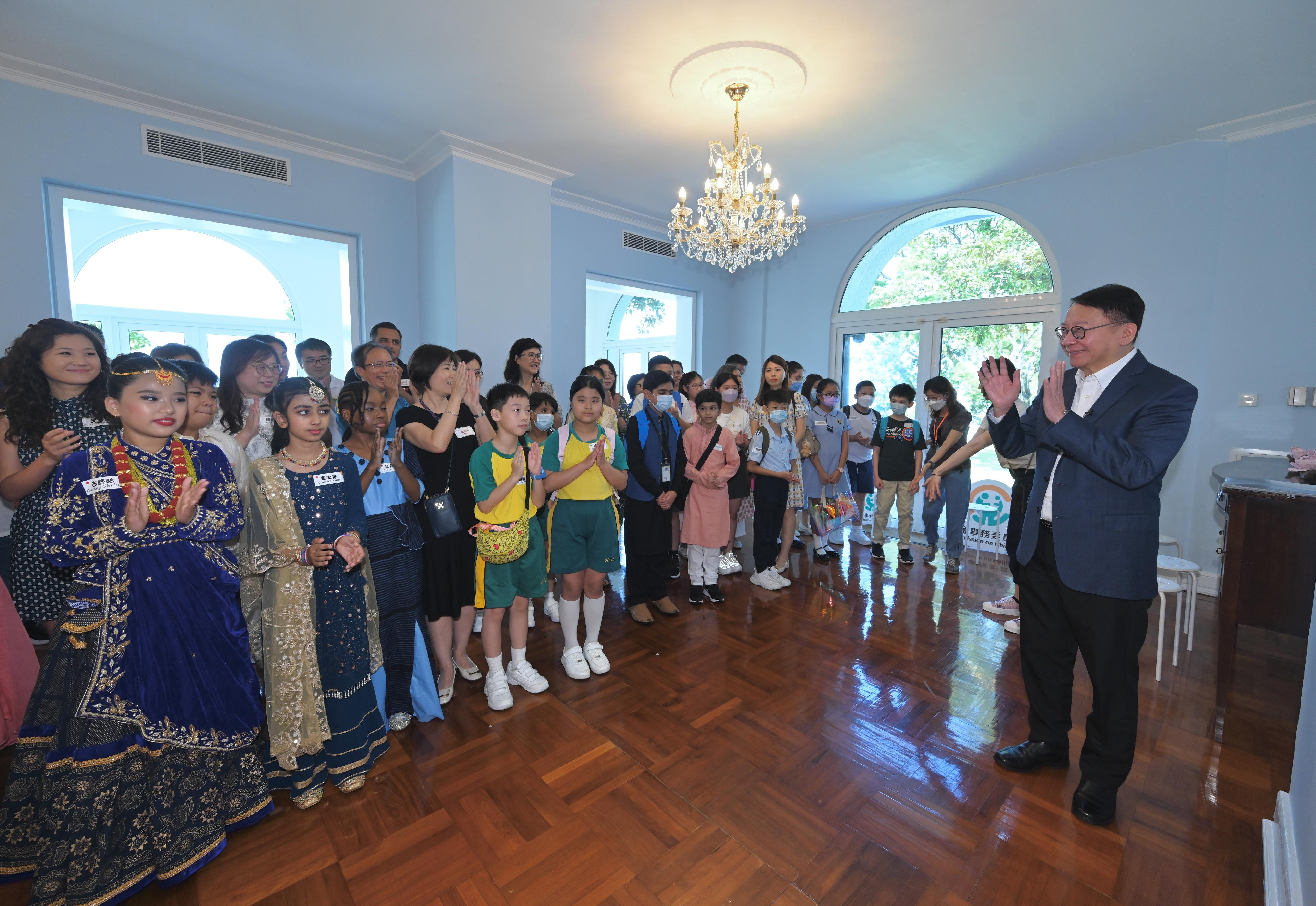 The Chief Secretary for Administration and Chairperson of the Commission on Children (CoC), Mr Chan Kwok-ki, hosted about 40 primary school students at Victoria House today (September 23) at the "Walk with Kids" stakeholder engagement event of the CoC on the theme of harmony and cultural inclusion. They interacted with one another and celebrated the Mid-Autumn Festival together. Photo shows Mr Chan (first right) welcoming students at his official residence.