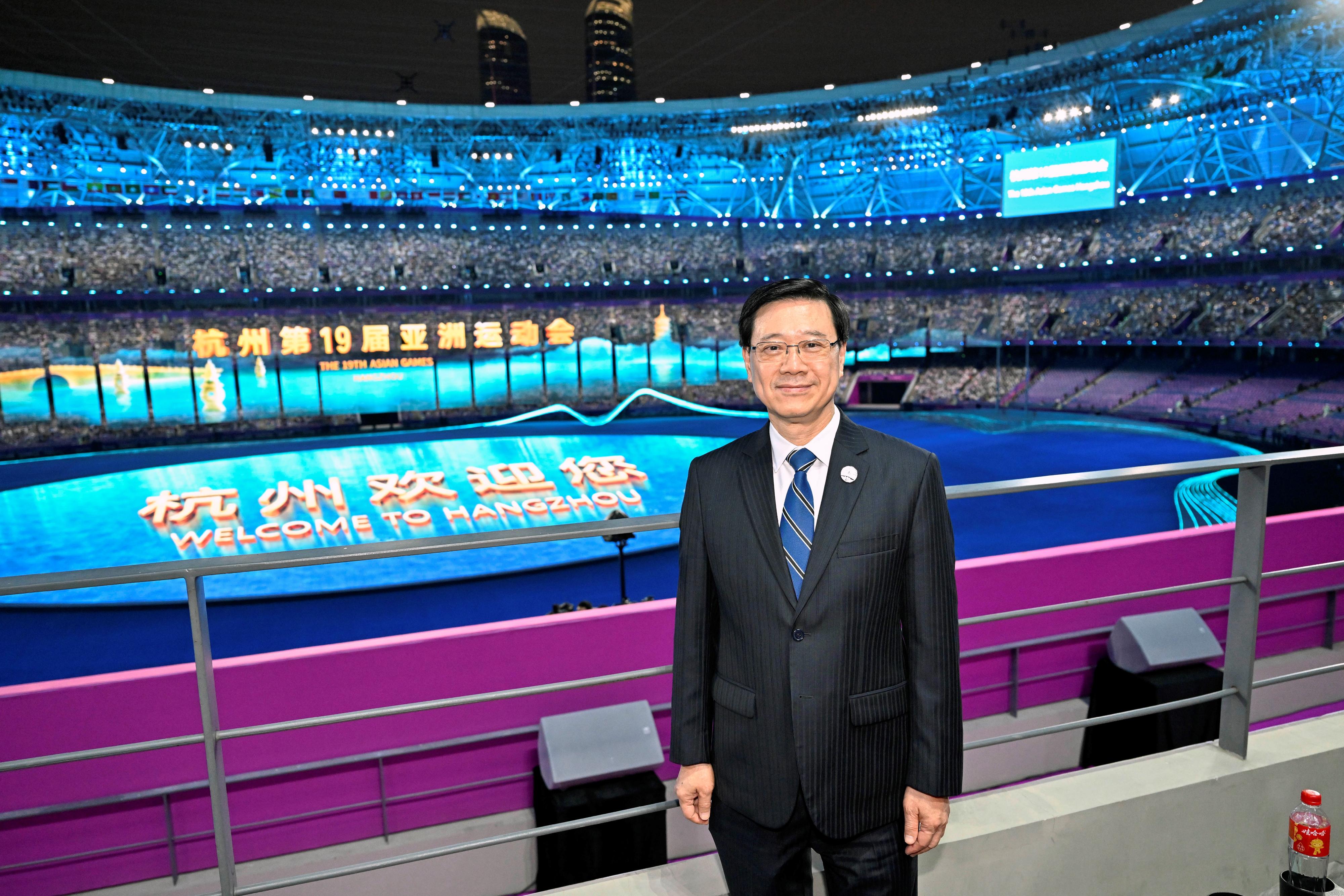 行政长官李家超九月二十三日率领香港特别行政区政府代表团继续其杭州访问行程。图示李家超出席杭州第19届亚洲运动会开幕式。