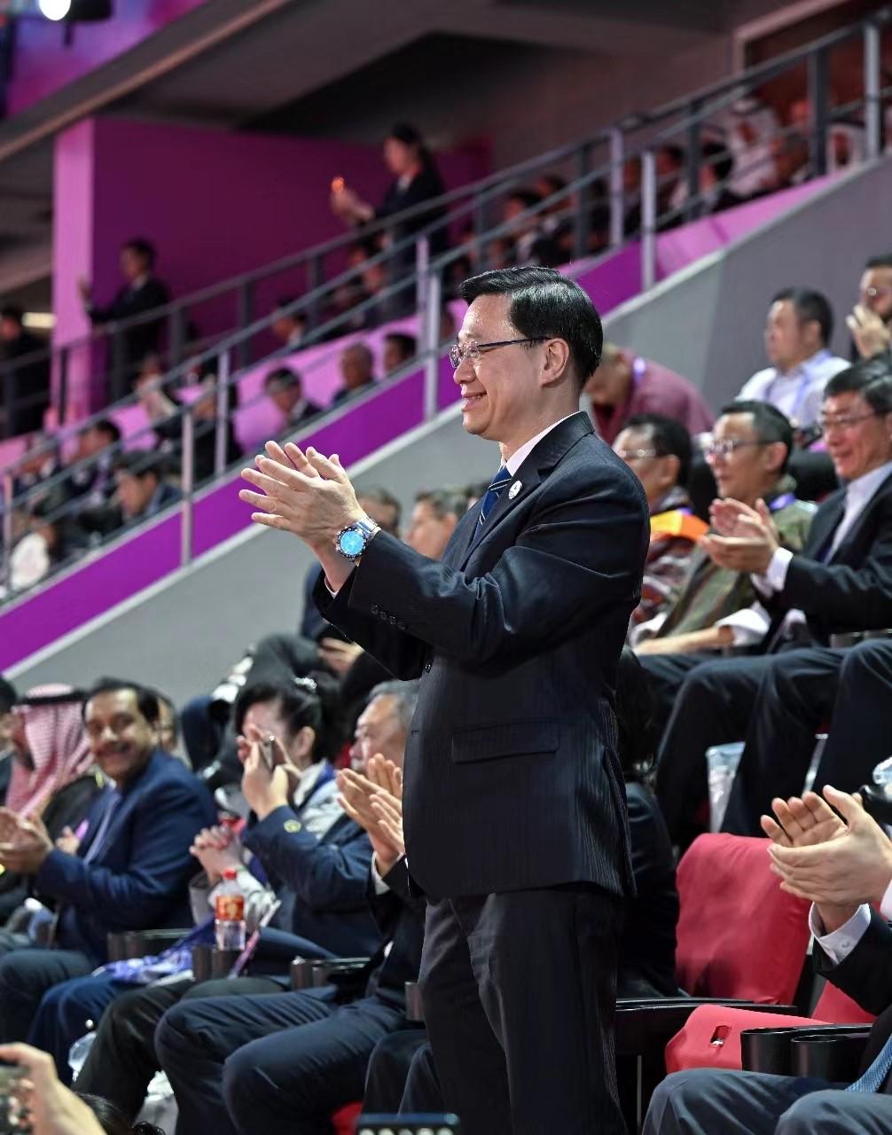 行政长官李家超九月二十三日率领香港特别行政区政府代表团继续其杭州访问行程。图示李家超出席杭州第19届亚洲运动会开幕式。