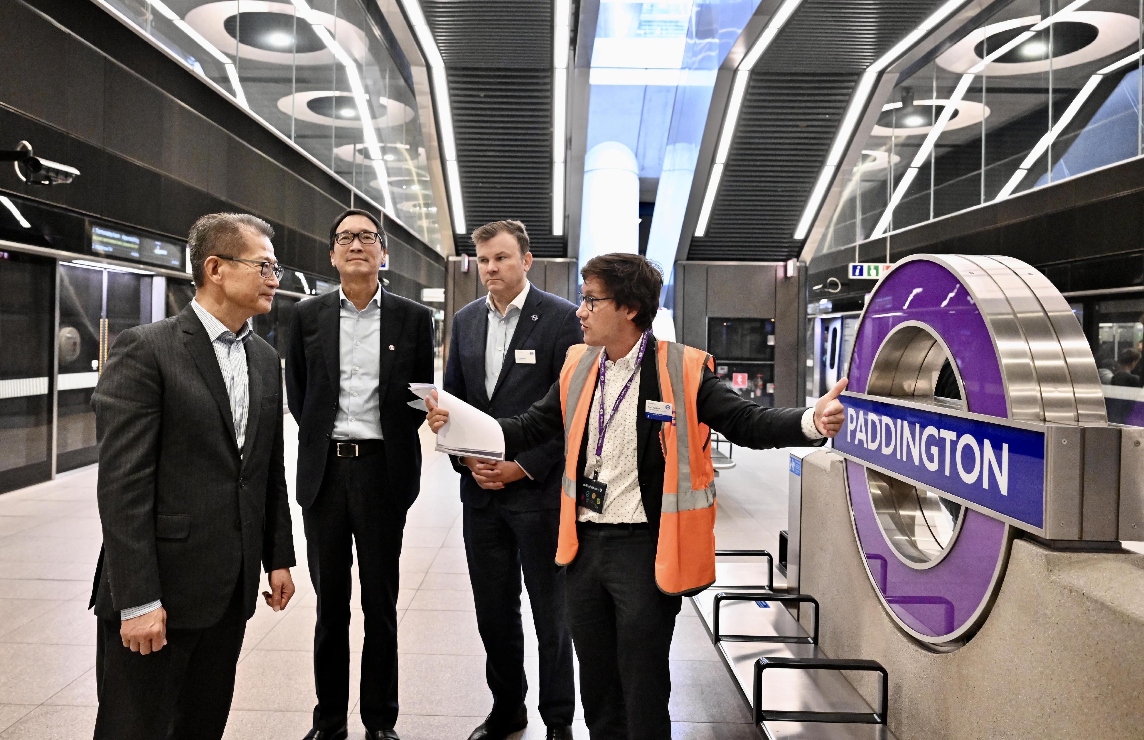 The Financial Secretary, Mr Paul Chan, continued his visit to London yesterday (September 23, London time). He visited Paddington Station in London to understand the operation of London's Elizabeth line, which is run by MTR Elizabeth line, a wholly-owned subsidiary of the MTR Corporation. Photo shows Mr Chan (first left) receiving a briefing from Elizabeth line's responsible staff on the operation of the line, at Paddington Station platform.
