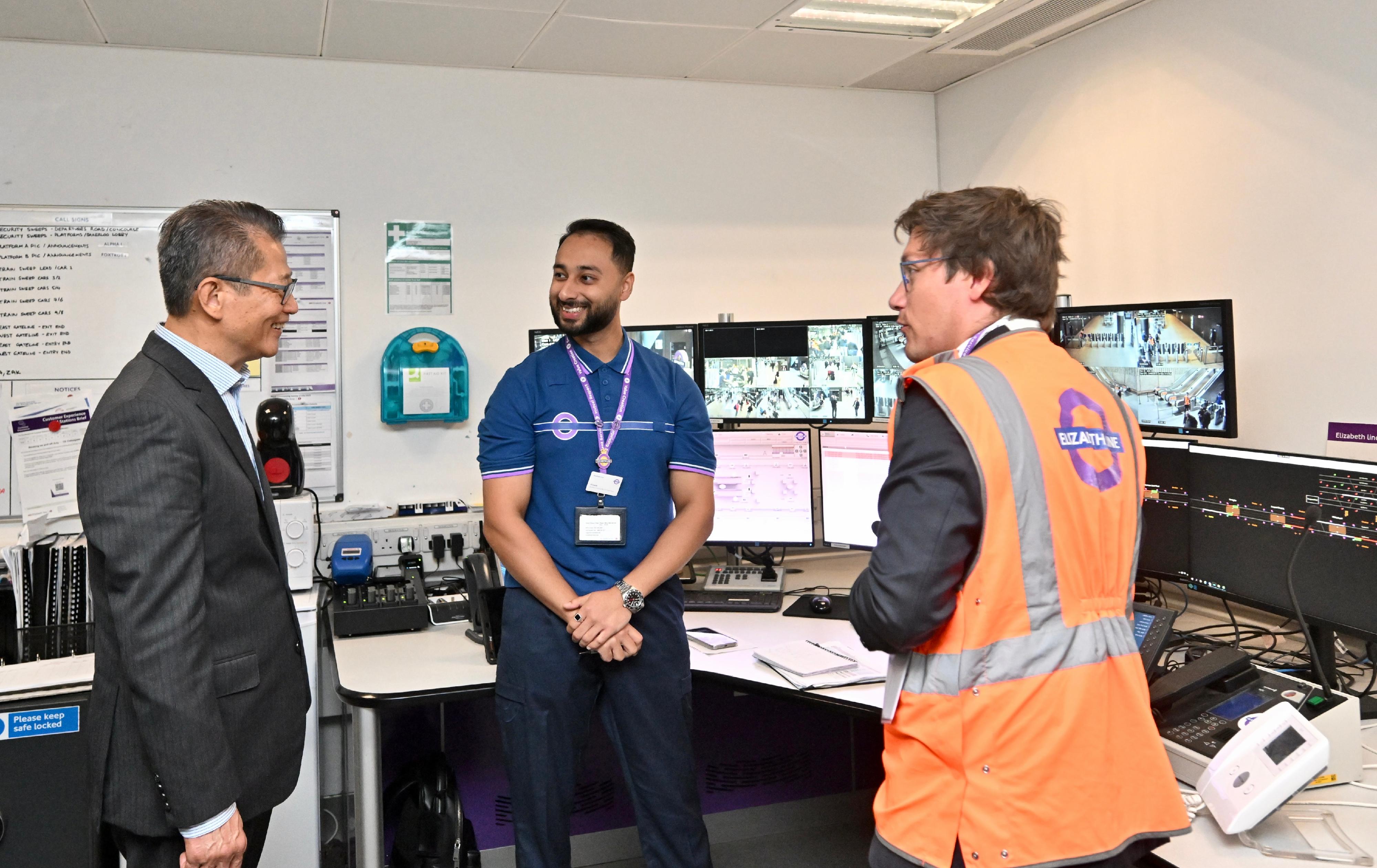 The Financial Secretary, Mr Paul Chan, continued his visit to London yesterday (September 23, London time). He visited Paddington Station in London to understand the operation of London's Elizabeth line, which is run by MTR Elizabeth line, a wholly-owned subsidiary of the MTR Corporation. Photo shows Mr Chan (first left) talking to station control staff of Paddington Station.