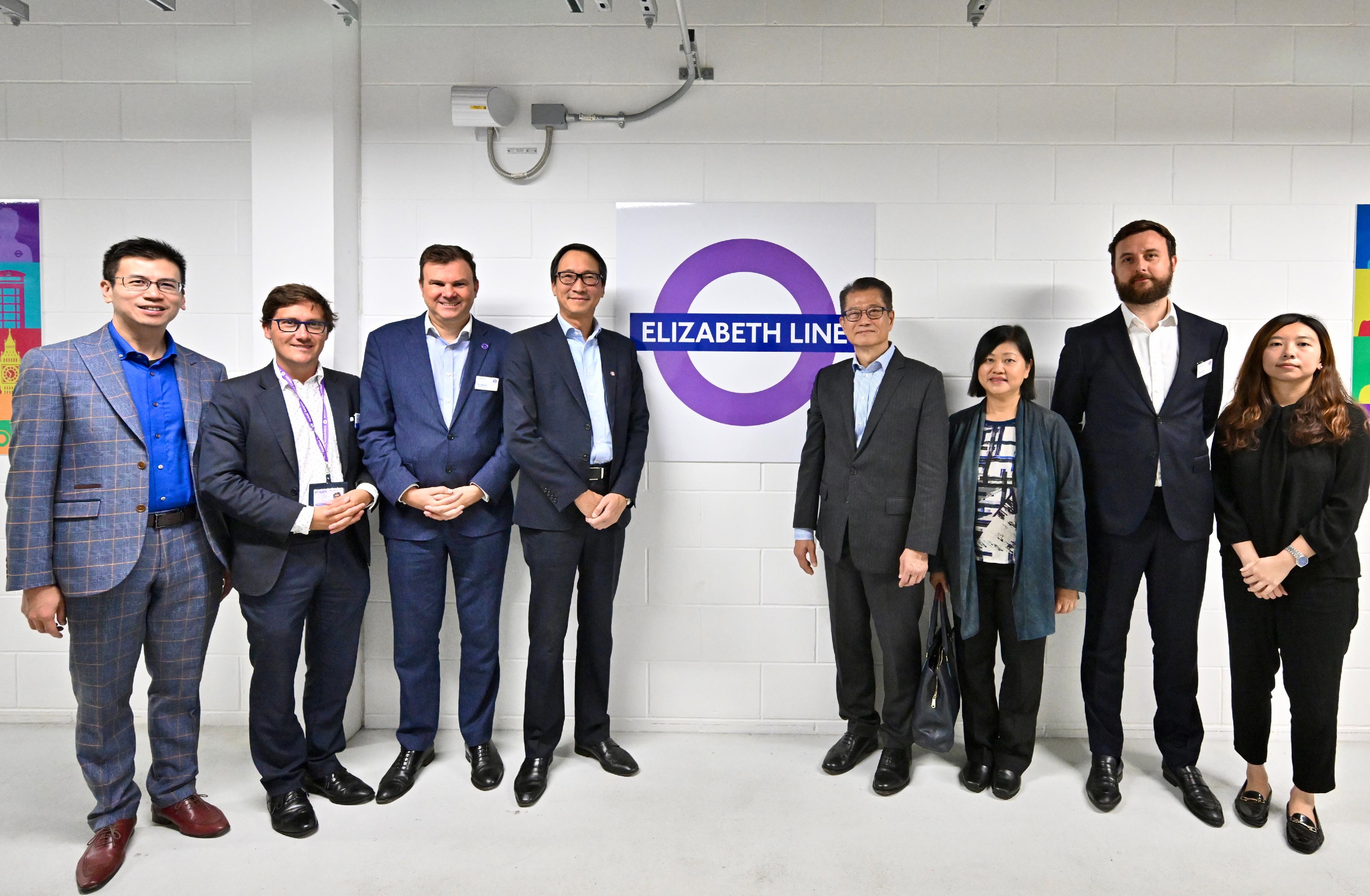 The Financial Secretary, Mr Paul Chan, continued his visit to London yesterday (September 23, London time). He visited Paddington Station in London to understand the operation of London's Elizabeth line, which is run by MTR Elizabeth line, a wholly-owned subsidiary of the MTR Corporation. Photo shows Mr Chan (fourth right) with MTR Corporation's Property and International Business Director, Mr David Tang (fourth left), and other relevant personnel.