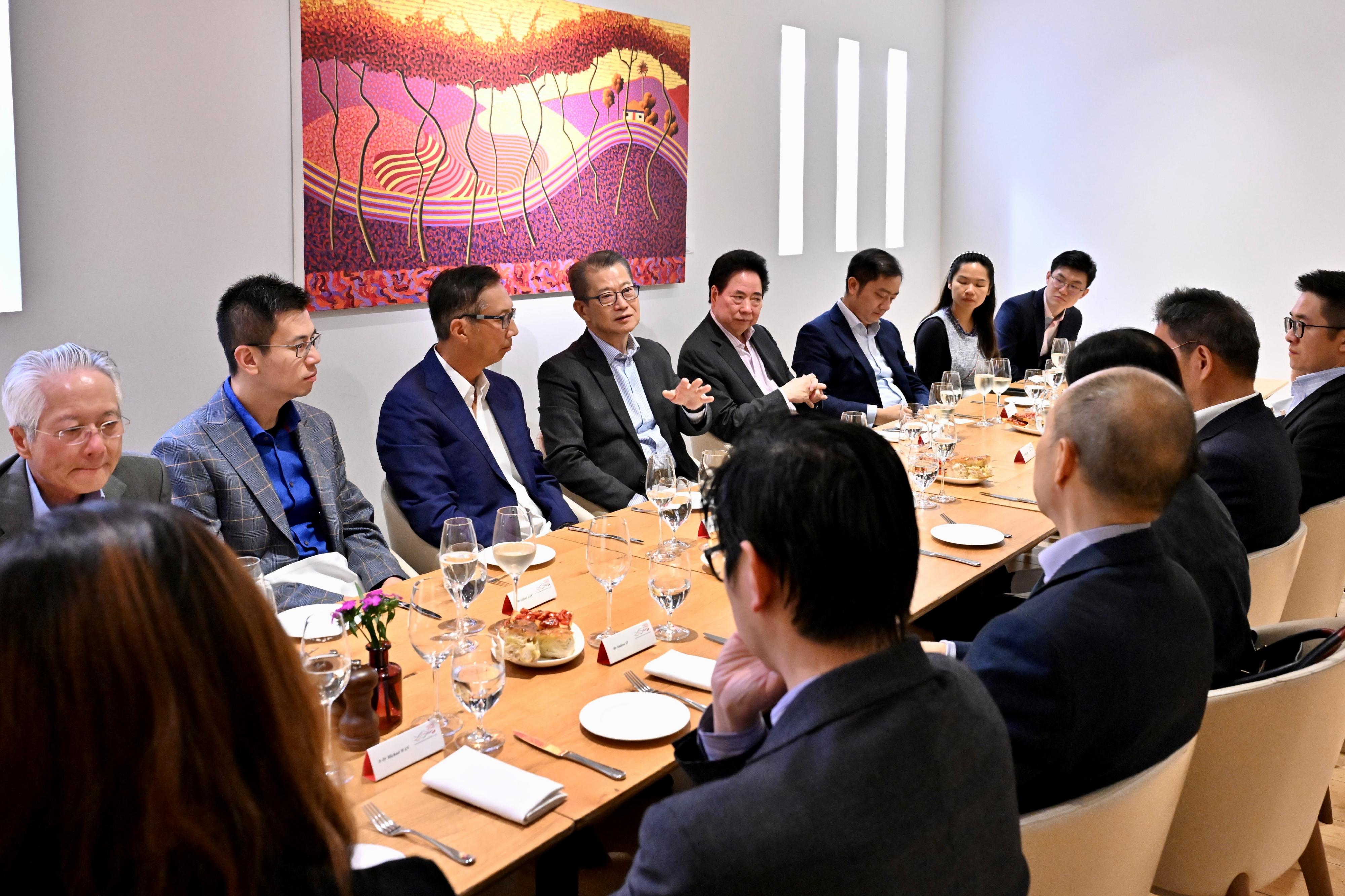 The Financial Secretary, Mr Paul Chan, continued his visit to London yesterday (September 23, London time). Photo shows Mr Chan (fourth left) having lunch with Chinese residents in the United Kingdom (UK), with a view to learning about their lives in the UK, and exchanging opinions on the economic and social situation in Hong Kong and the UK, as well as on the views expressed by the UK's political and business communities to Hong Kong.