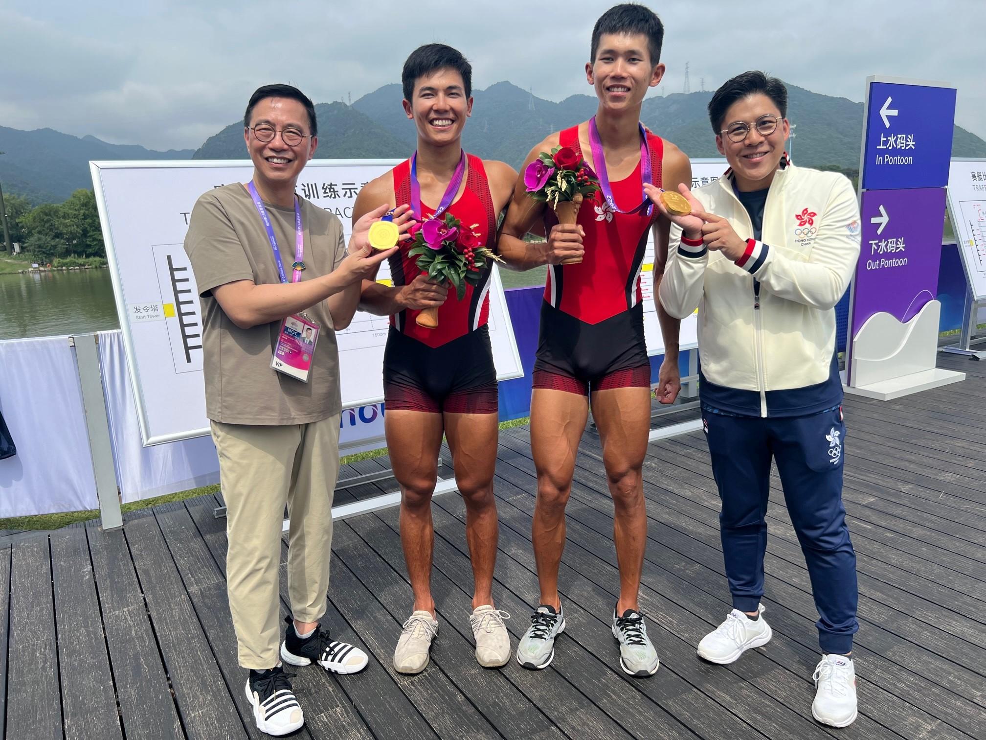 文化體育及旅遊局局長楊潤雄（左一）今日（九月二十四日）恭賀賽艇運動員林新棟（左二）、王瑋駿（右二）在杭州第19屆亞洲運動會（杭州亞運）男子雙人單槳賽勇奪金牌，這是中國香港代表隊於今屆杭州亞運會取得的首面金牌。