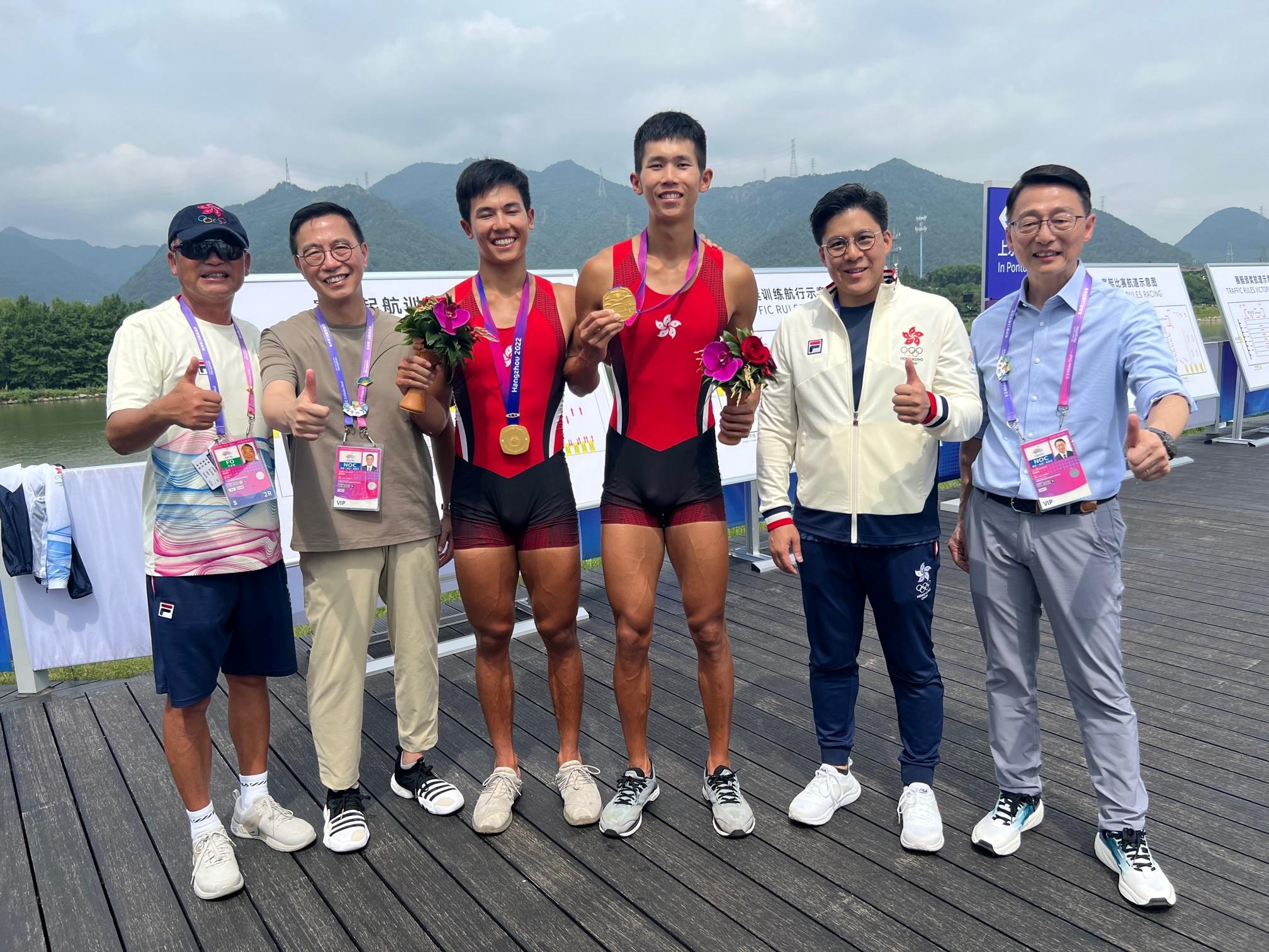 文化體育及旅遊局局長楊潤雄（左二）今日（九月二十四日）恭賀賽艇運動員林新棟（左三）、王瑋駿（右三）在杭州第19屆亞洲運動會（杭州亞運）男子雙人單槳賽勇奪金牌，這是中國香港代表隊於今屆杭州亞運會取得的首面金牌。