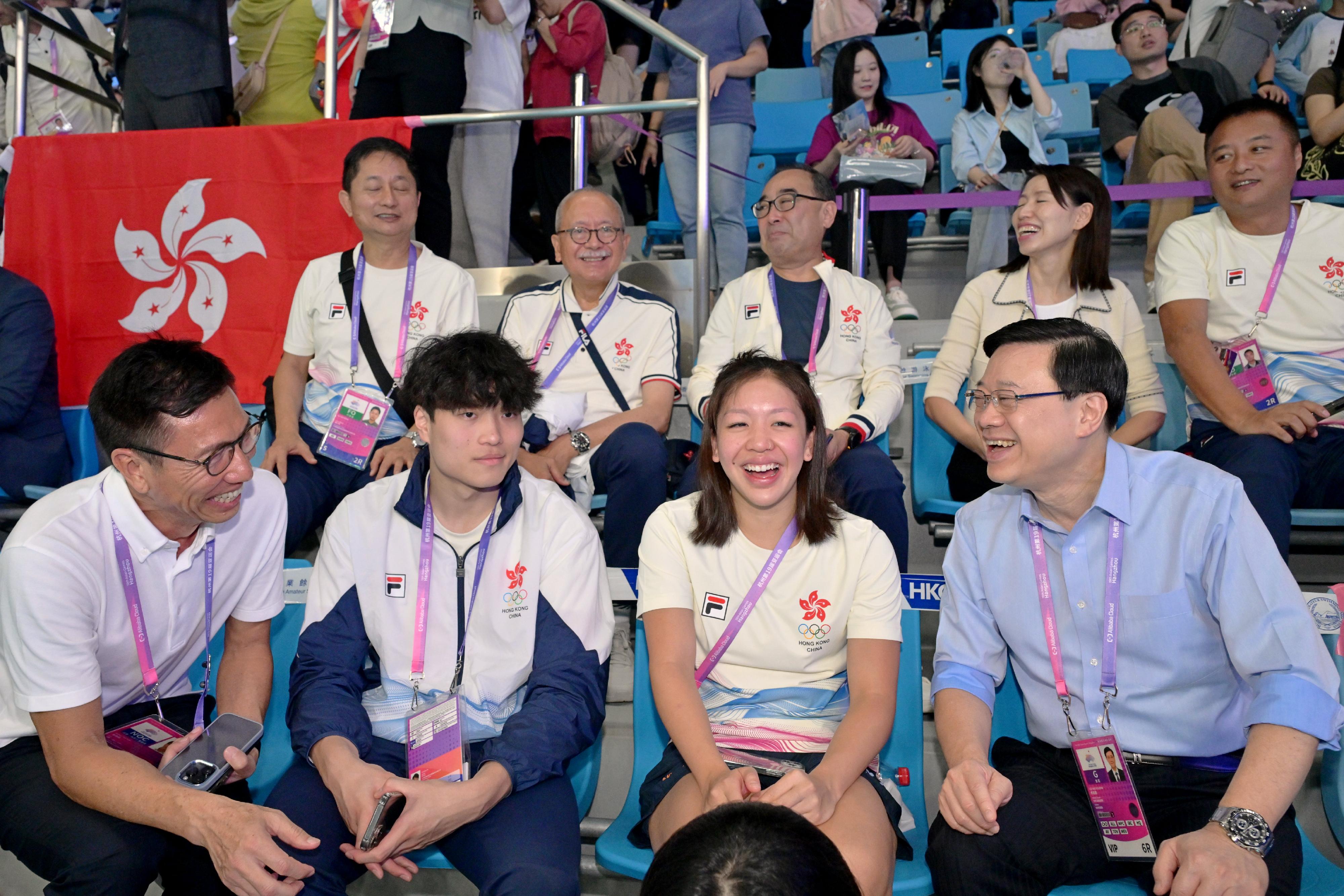 The Chief Executive, Mr John Lee, led a Hong Kong Special Administrative Region Government delegation to Hangzhou and continued his visit programme today (September 24). Photo shows Mr Lee (front row, first right) chatting with Hong Kong athletes.
