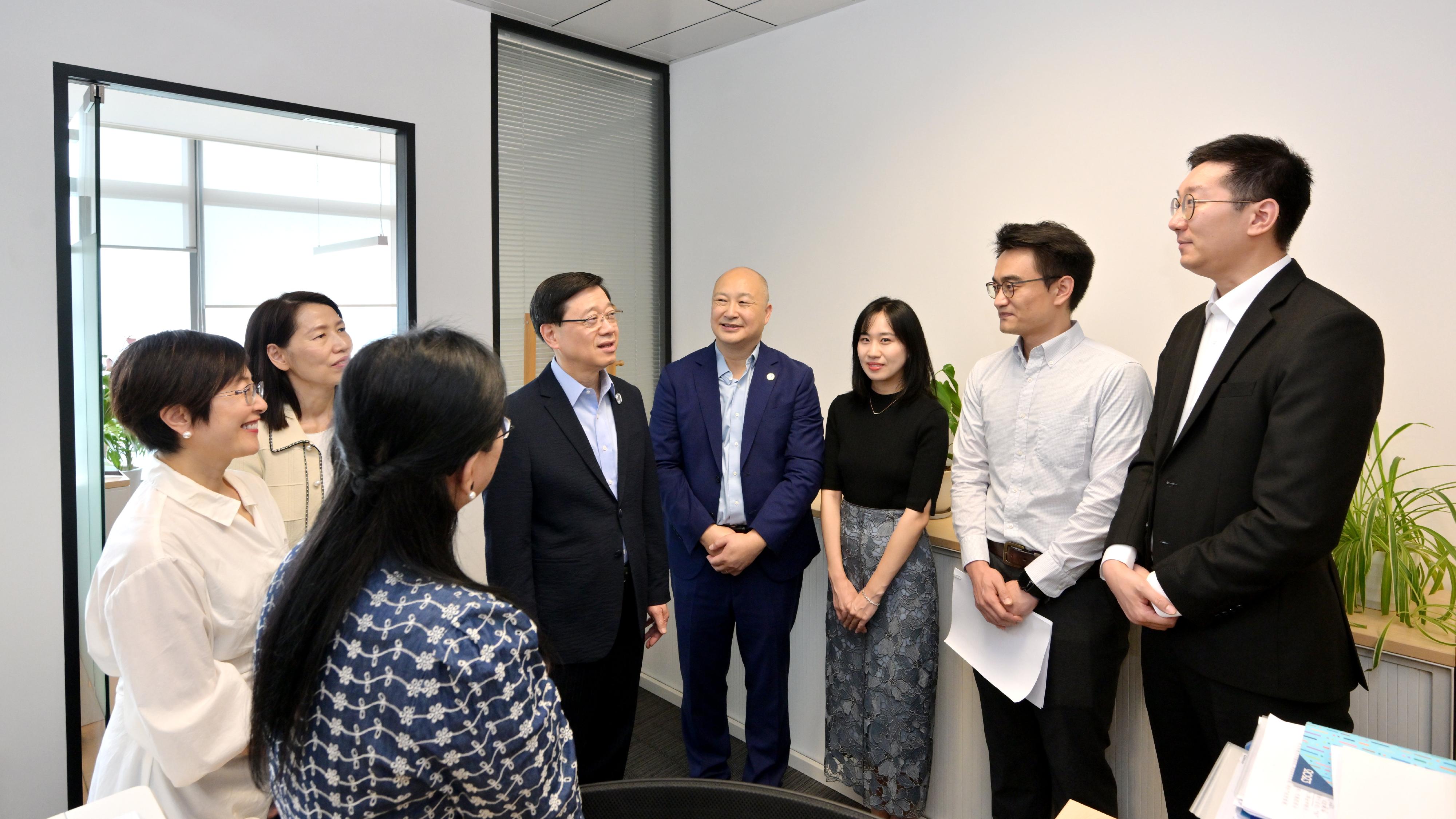 The Chief Executive, Mr John Lee, led a Hong Kong Special Administrative Region (HKSAR) Government delegation to Hangzhou and continued his visit programme today (September 24). Photo shows Mr Lee (fifth right) visiting the Zhejiang Liaison Unit of the HKSAR Government and chatting with staff.
