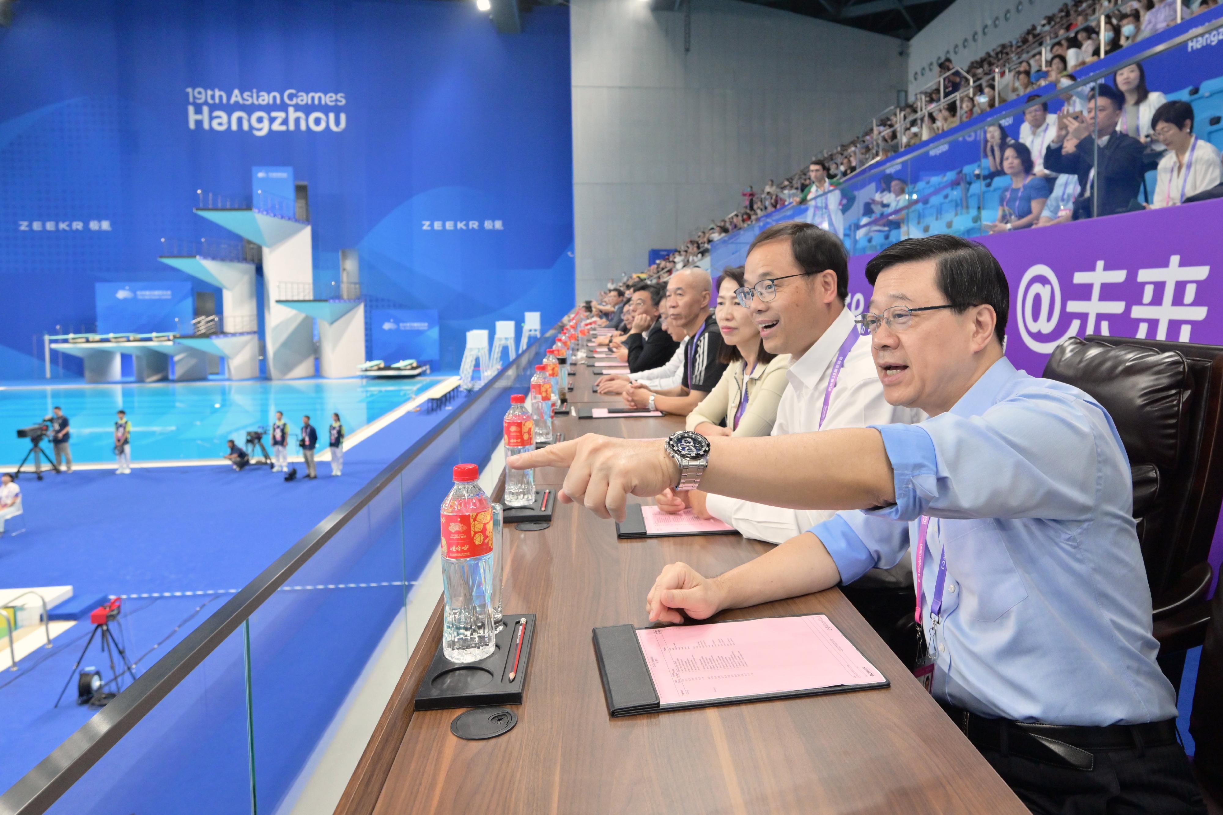 行政长官李家超今日（九月二十四日）率领香港特别行政区政府代表团继续其杭州访问行程。图示李家超（右一）观看游泳赛事，并为香港运动员打气。