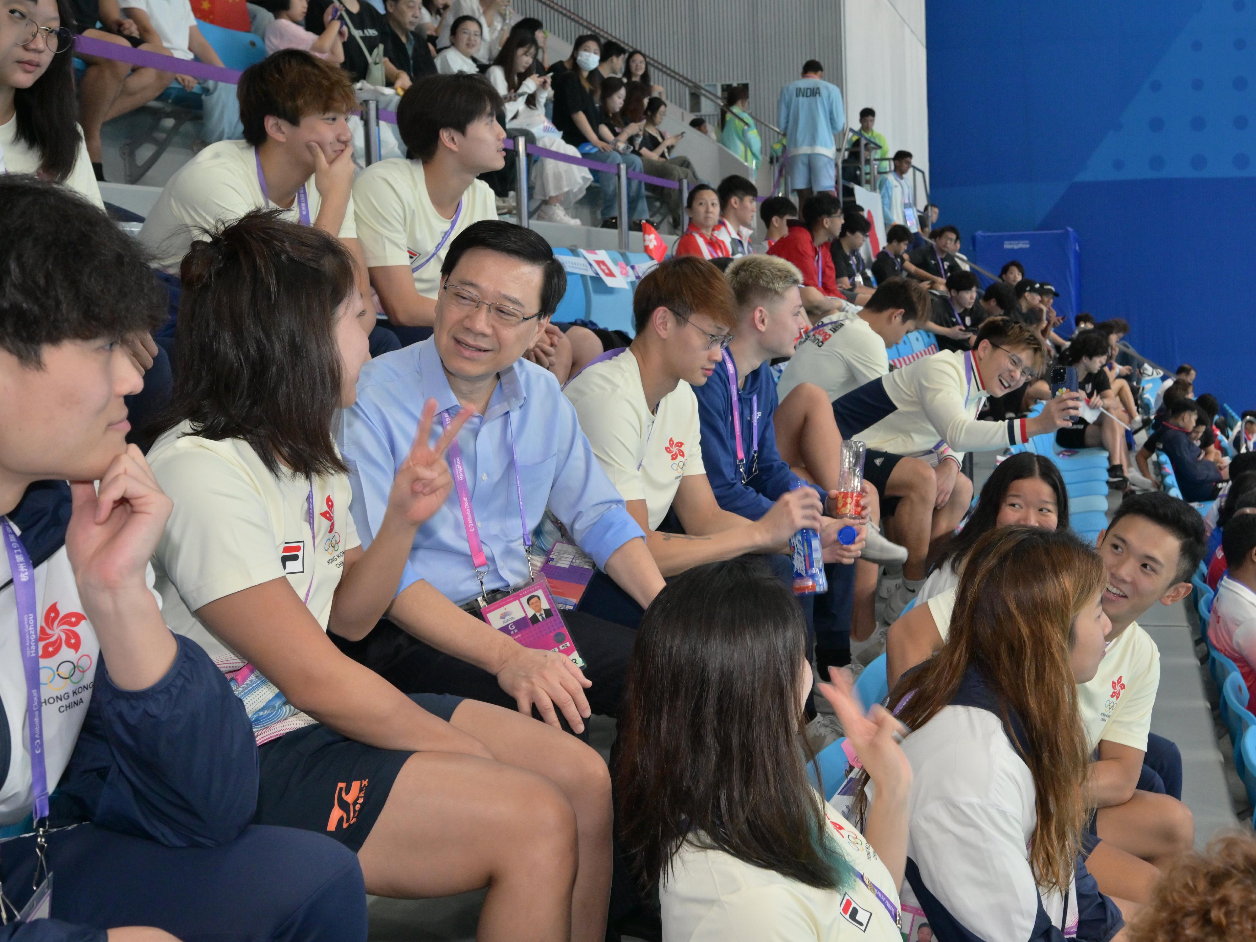 行政长官李家超今日（九月二十四日）率领香港特别行政区政府代表团继续其杭州访问行程。图示李家超（左三）与香港运动员交流。