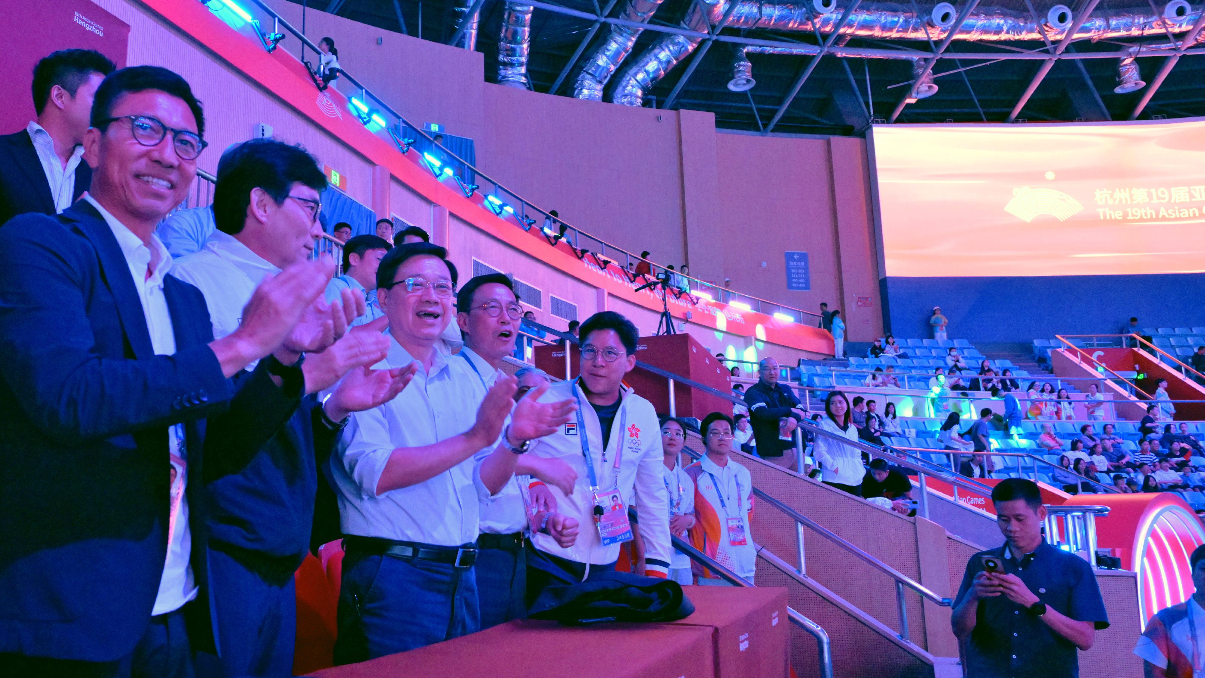 行政长官李家超九月二十四日率领香港特别行政区政府代表团继续其杭州访问行程。图示李家超（左三）、文化体育及旅游局局长杨润雄（左四）和文化体育及旅游局体育专员黄德森（左一）观看剑击赛事，并为香港运动员打气。