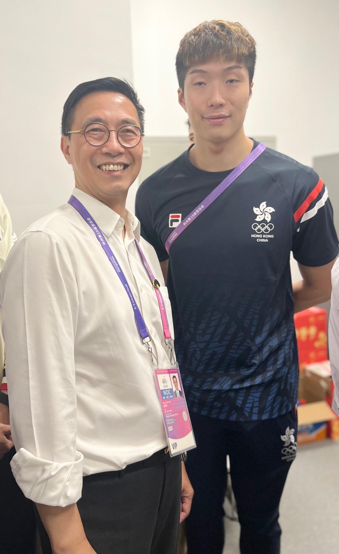The Secretary for Culture, Sports and Tourism, Mr Kevin Yeung (left), today (September 24) congratulated fencing athlete Cheung Ka-long on winning a gold medal in Men's Foil Individual at the 19th Asian Games Hangzhou.