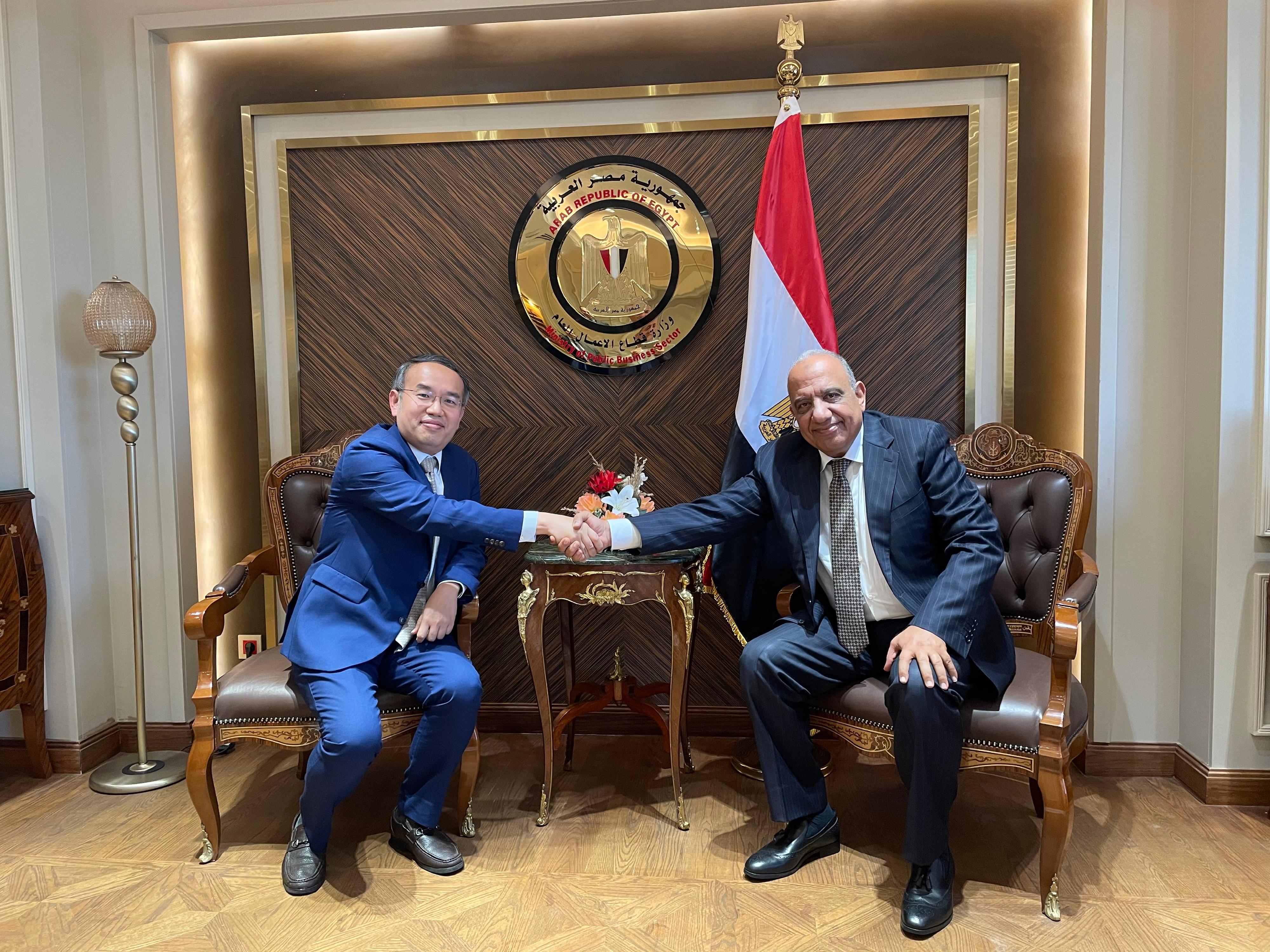 财经事务及库务局局长许正宇继续在埃及的访问行程。图示许正宇（左）于九月二十三日（开罗时间）在开罗与埃及公共企业部部长Mahmoud Esmat（右）会面。

