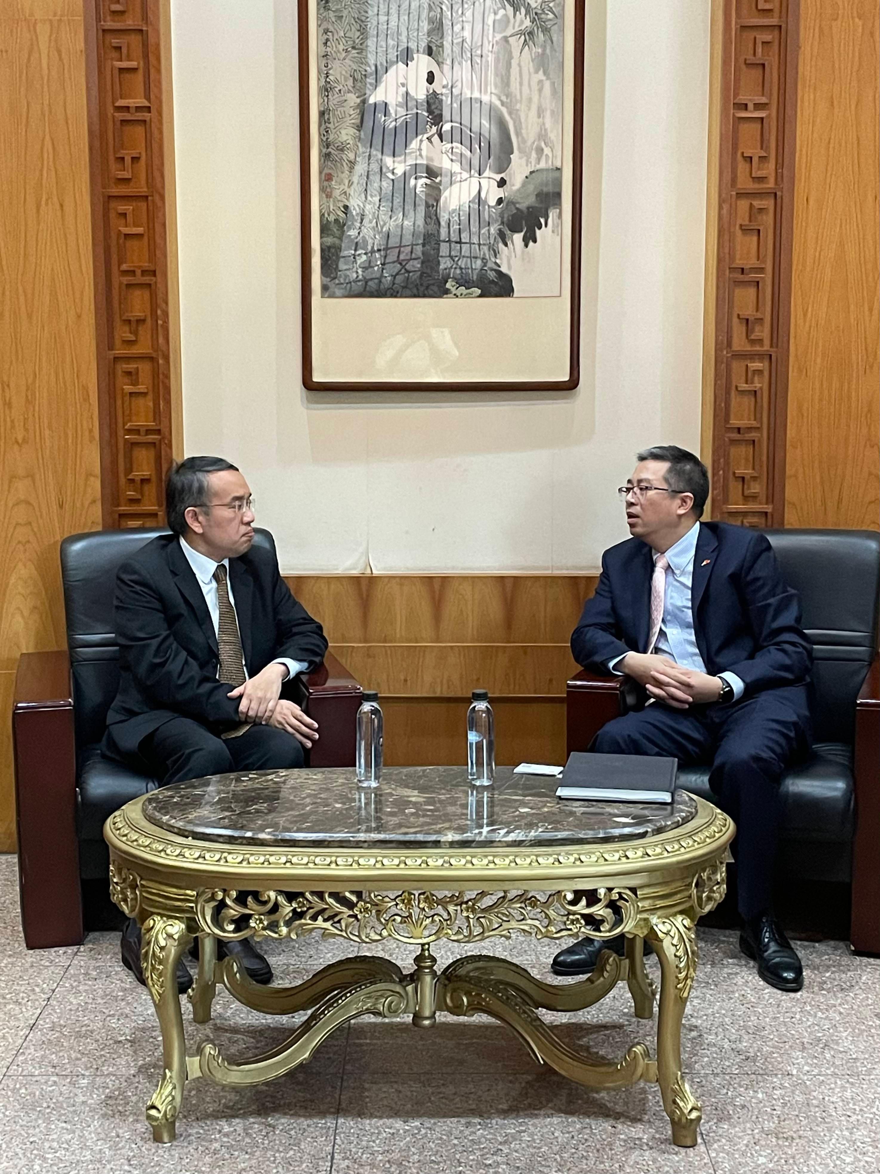 The Secretary for Financial Services and the Treasury, Mr Christopher Hui, continues his visit in Egypt. Photo shows Mr Hui (left) meeting with the Minister of the Chinese Embassy in Egypt, Mr Zhang Chaoyang (right), in Cairo on September 22 (Cairo time).
