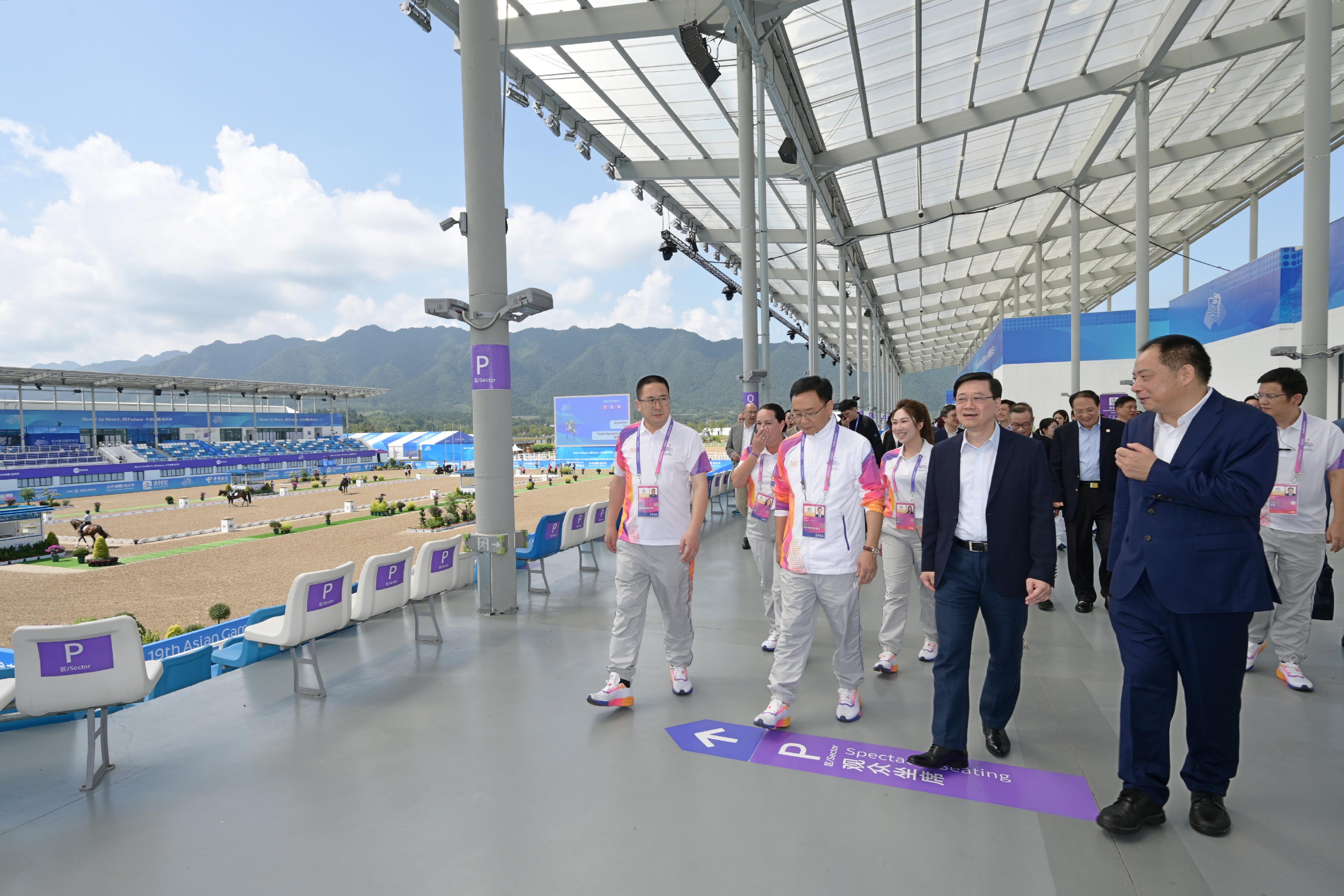 The Chief Executive, Mr John Lee, led a Hong Kong Special Administrative Region Government delegation to Hangzhou and continued his visit programme today (September 25). Photo shows Mr Lee (front row, second right) visiting the Tonglu Equestrian Centre to learn more about its facilities and operation.
