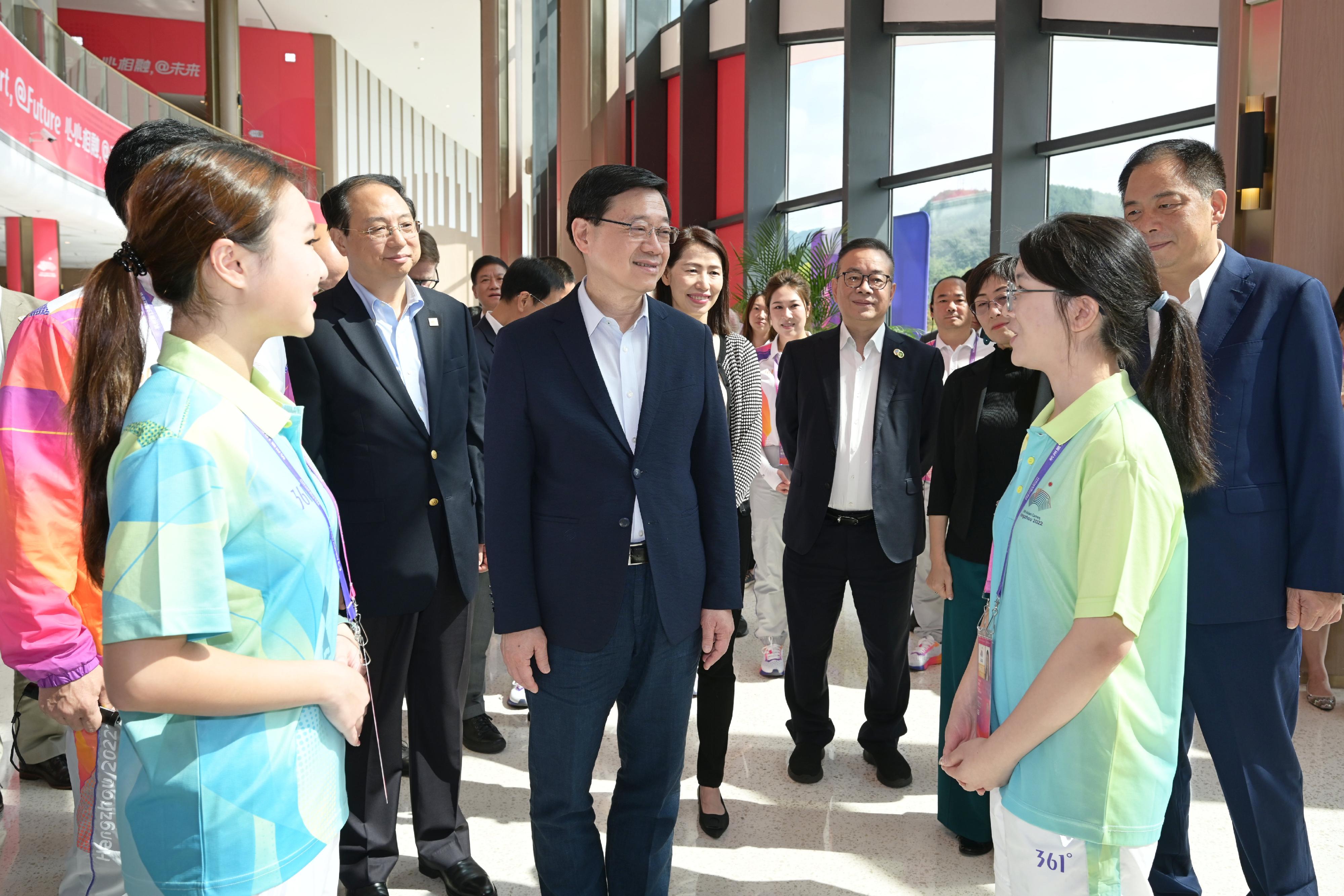 行政长官李家超今日（九月二十五日）率领香港特别行政区政府代表团继续其杭州访问行程。图示李家超（左三）与杭州第19届亚洲运动会志愿者交流。