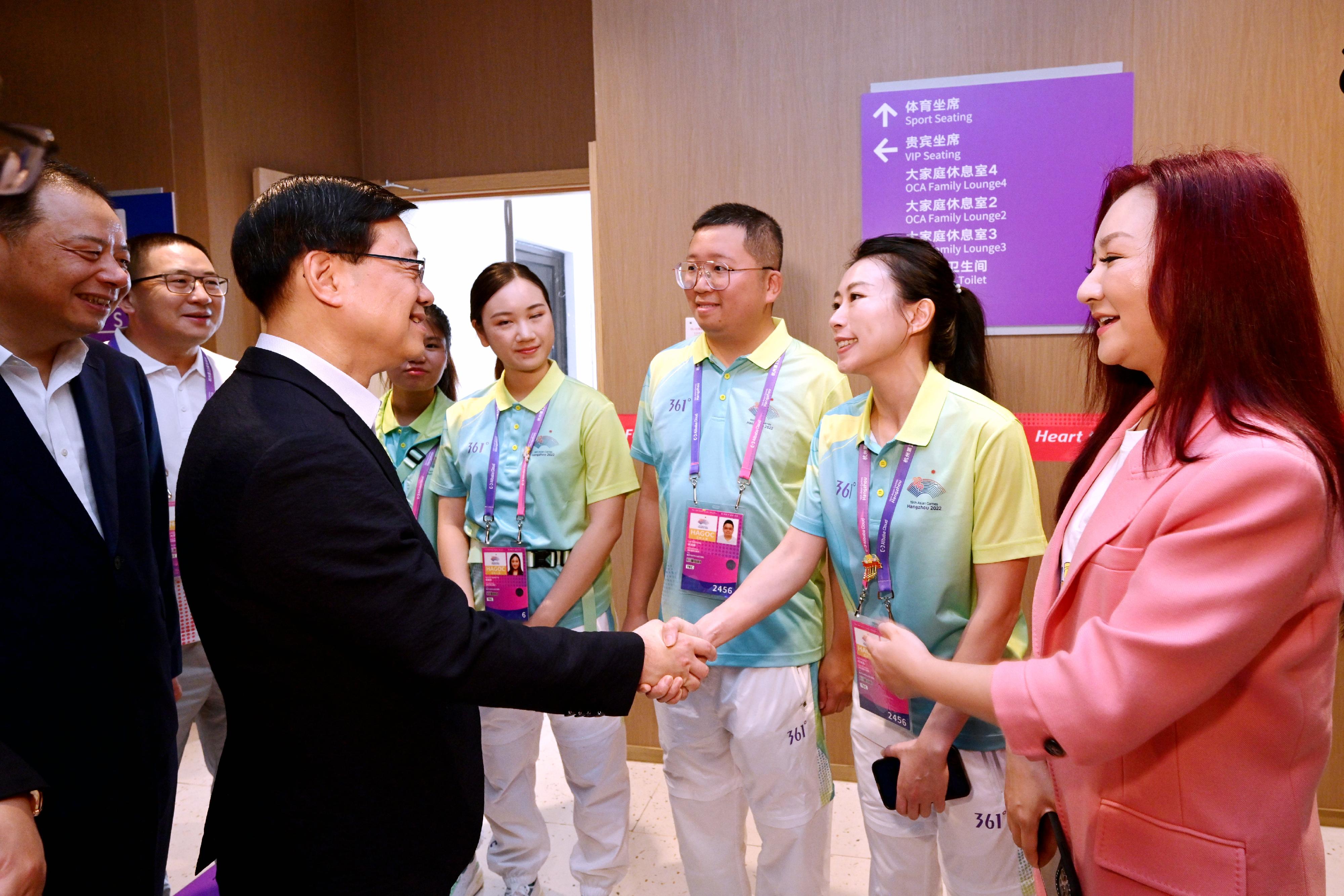 行政长官李家超今日（九月二十五日）率领香港特别行政区政府代表团继续其杭州访问行程。图示李家超（前排左二）与杭州第19届亚洲运动会志愿者交流。