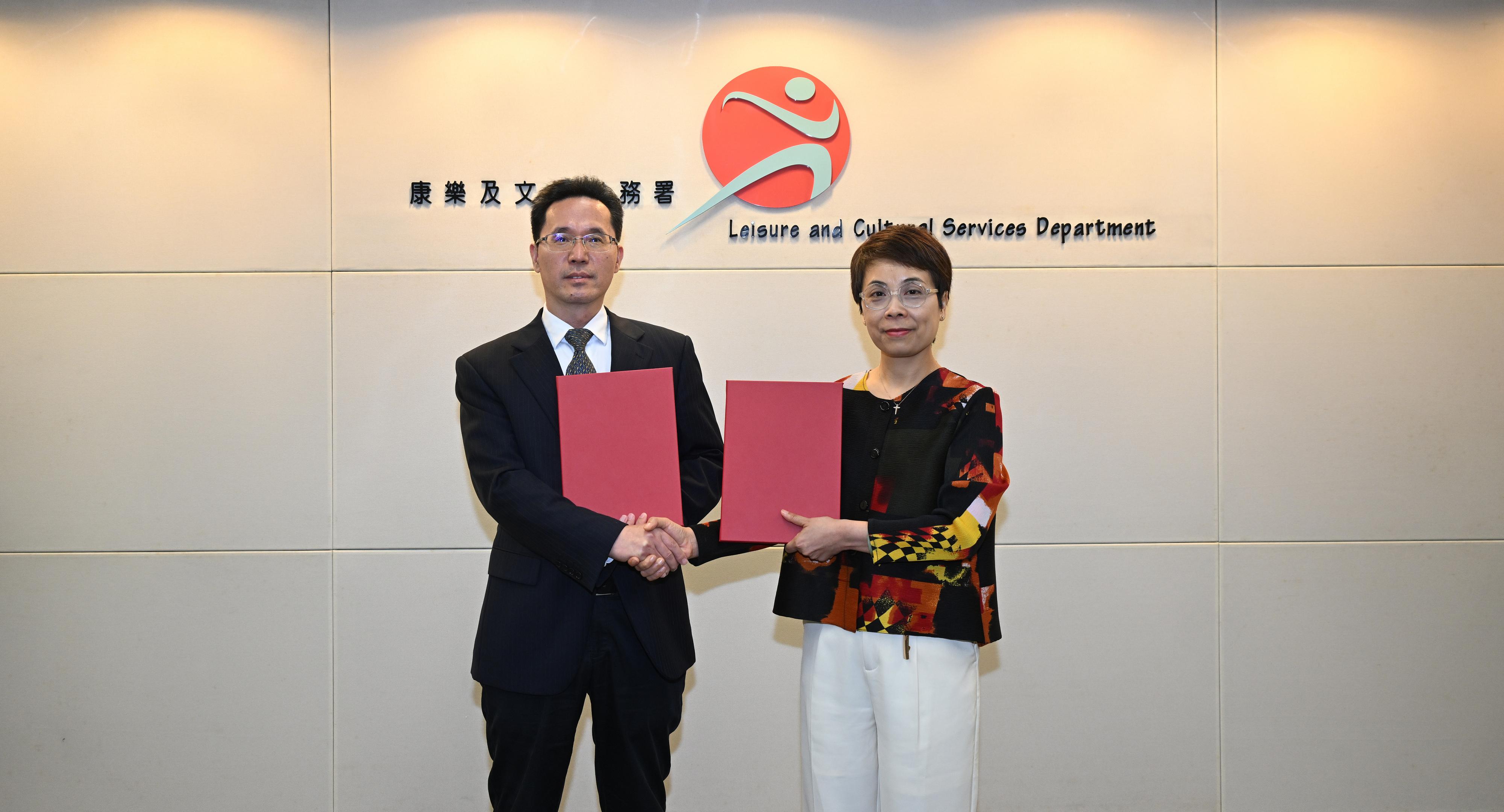 The Leisure and Cultural Services Department and the Henan Provincial Administration of Cultural Heritage today (September 25) signed the second Letter of Intent on Cultural Exchange and Co-operation, with an aim of strengthening cultural exchange and collaboration between the two sides. The Acting Director of Leisure and Cultural Services, Ms Eve Tam (right), and the Director of the Henan Provincial Administration of Cultural Heritage, Dr Ren Wei (left), are pictured at the signing ceremony.