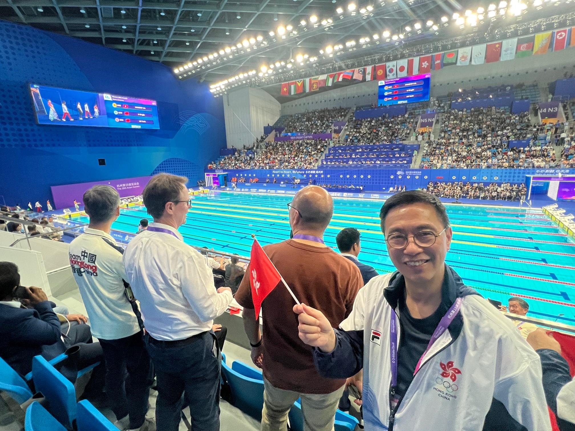 文化體育及旅遊局局長楊潤雄今日（九月二十五日）到杭州奧體中心游泳館觀看多場決賽。