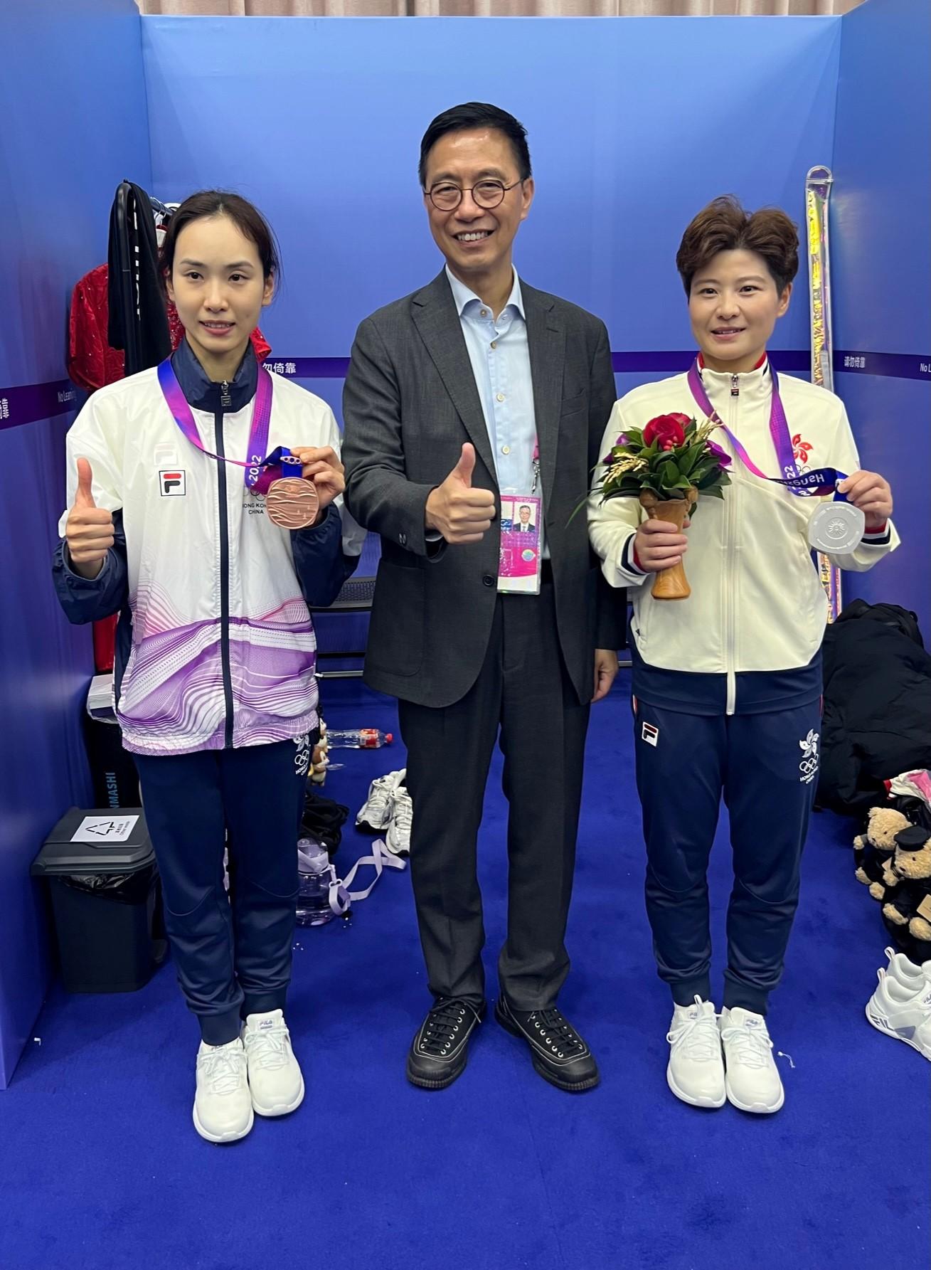 The Secretary for Culture, Sports and Tourism, Mr Kevin Yeung (centre), today (September 25) congratulated Hong Kong Wushu athletes Chen Suijin (left) and Liu Xuxu (right), on winning medals at the 19th Asian Games Hangzhou. 