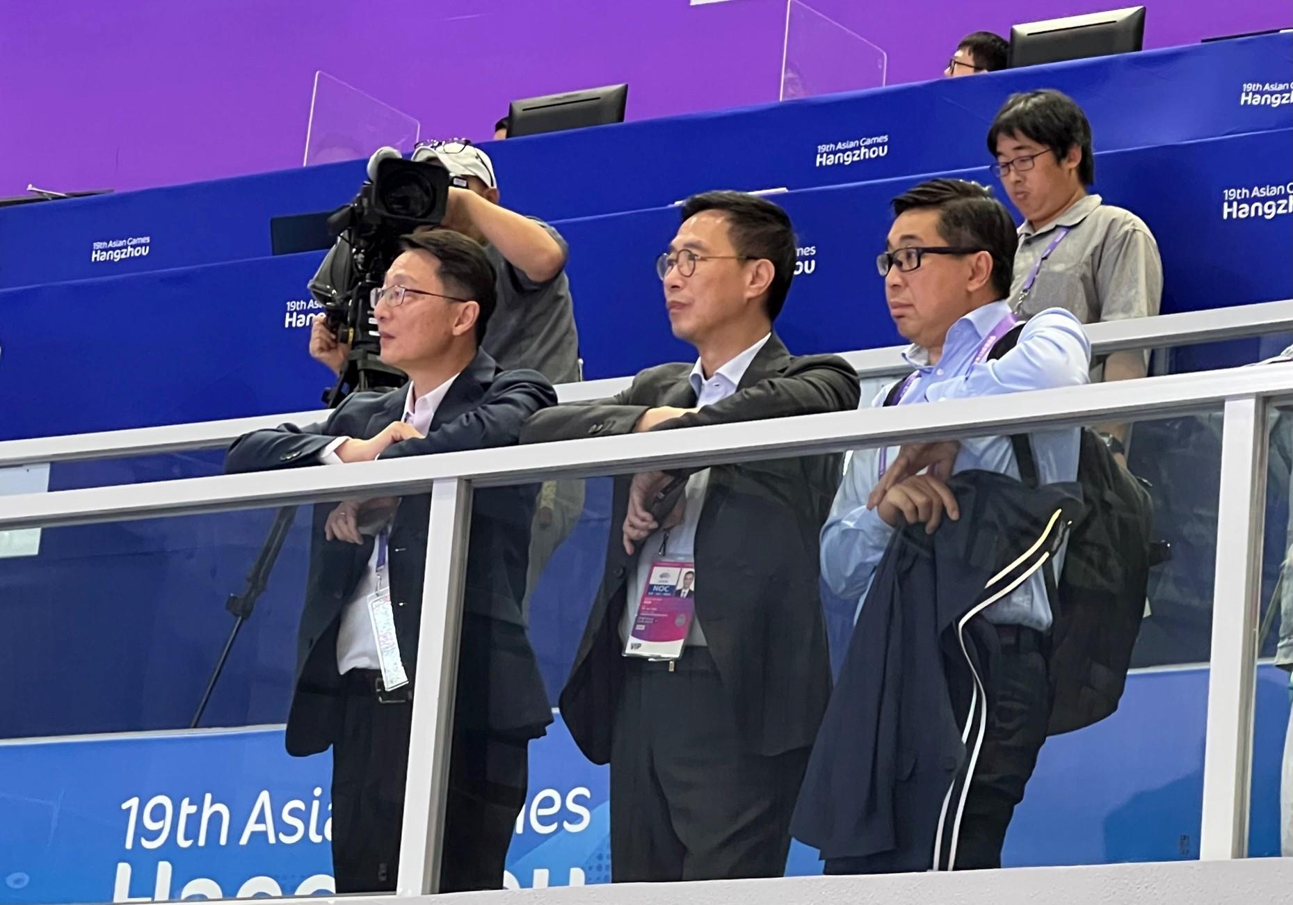 The Secretary for Culture, Sports and Tourism, Mr Kevin Yeung (centre), and the Director of Leisure and Cultural Services, Mr Vincent Liu (left), today (September 25) visited the Xiaoshan Guali Sports Centre and watched Wushu competitions in which Hong Kong athletes took part.