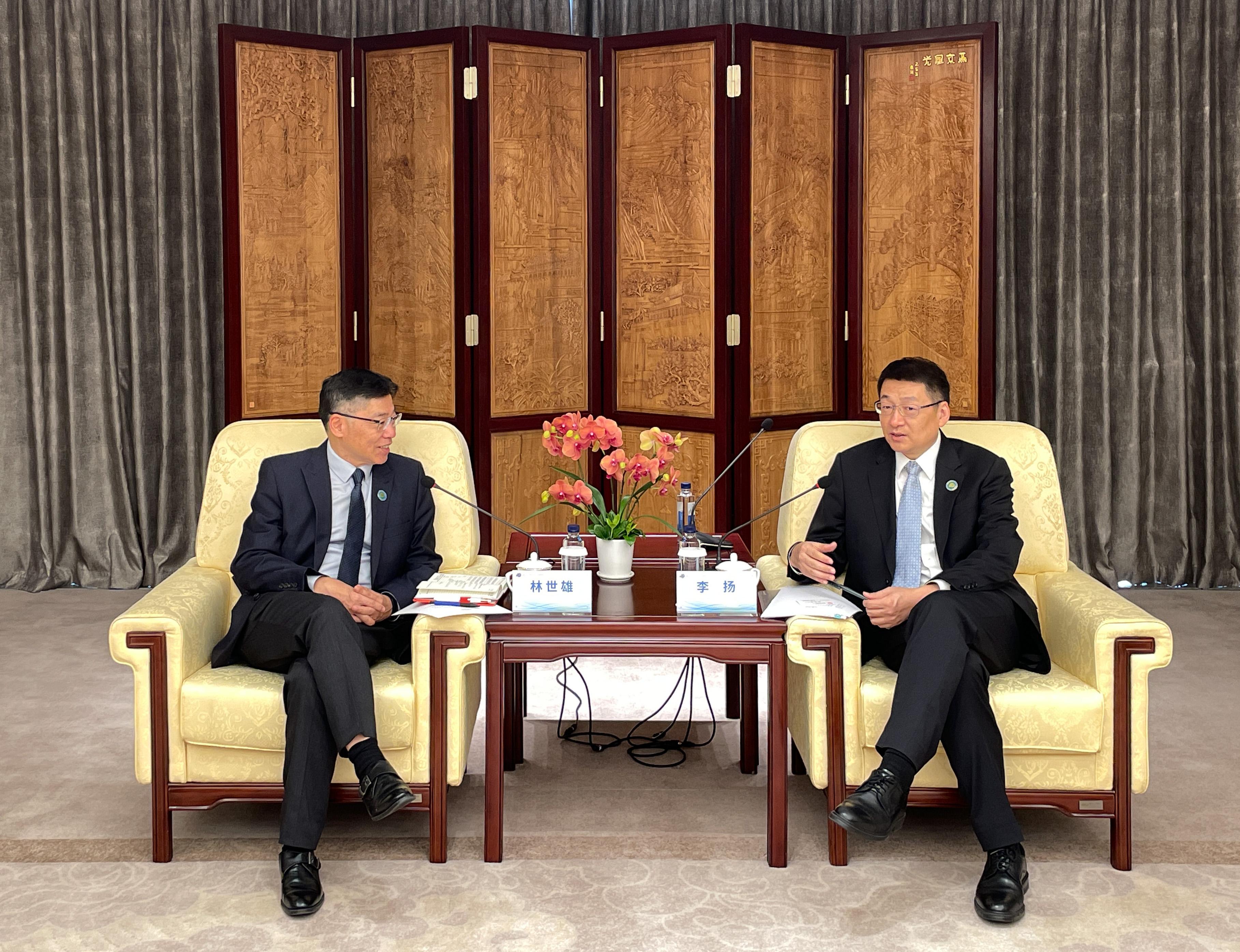 運輸及物流局局長林世雄（左）今日（九月二十五日）在北京出席全球可持續交通高峰論壇（2023）期間，與國家交通運輸部副部長李揚（右）會面，就雙邊關注的議題交換意見。
