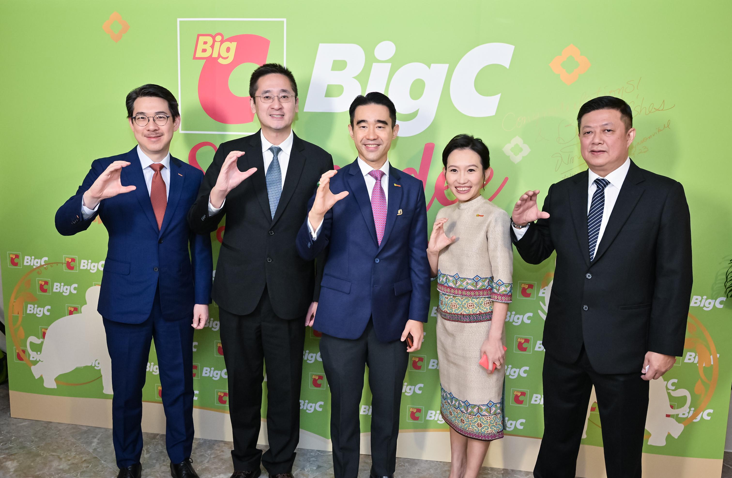 著名泰國連鎖超市Big C Supercenter（Big C）在香港開設的首批門市今日（九月二十六日）正式揭幕。圖為（左起）署理投資推廣署署長蔣學禮博士、商務及經濟發展局副局長陳百里博士、Big C行政總裁兼主席Aswin Techajareonvikul、Big C行政總監Thapanee Techajareonvikul和Big C高級執行副總裁Phidsanu Pongwatana於開幕禮合照。