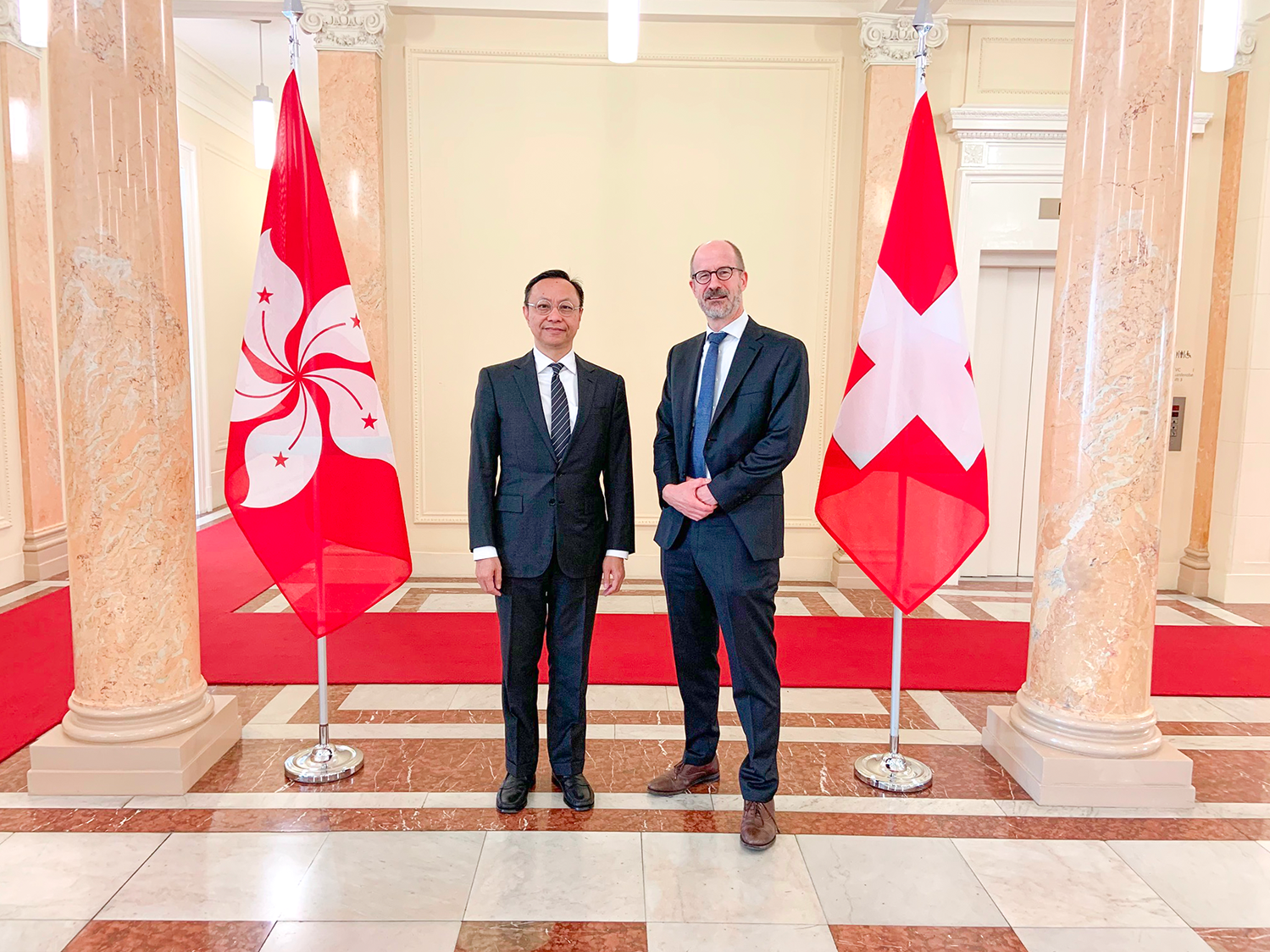 香港金融管理局副總裁陳維民（左）與瑞士聯邦財政部轄下的瑞士聯邦國際金融事務秘書處副國務秘書長兼政策規劃與戰略負責人Christoph König（右）九月二十五日（伯爾尼時間）主持第六次香港與瑞士金融合作對話。