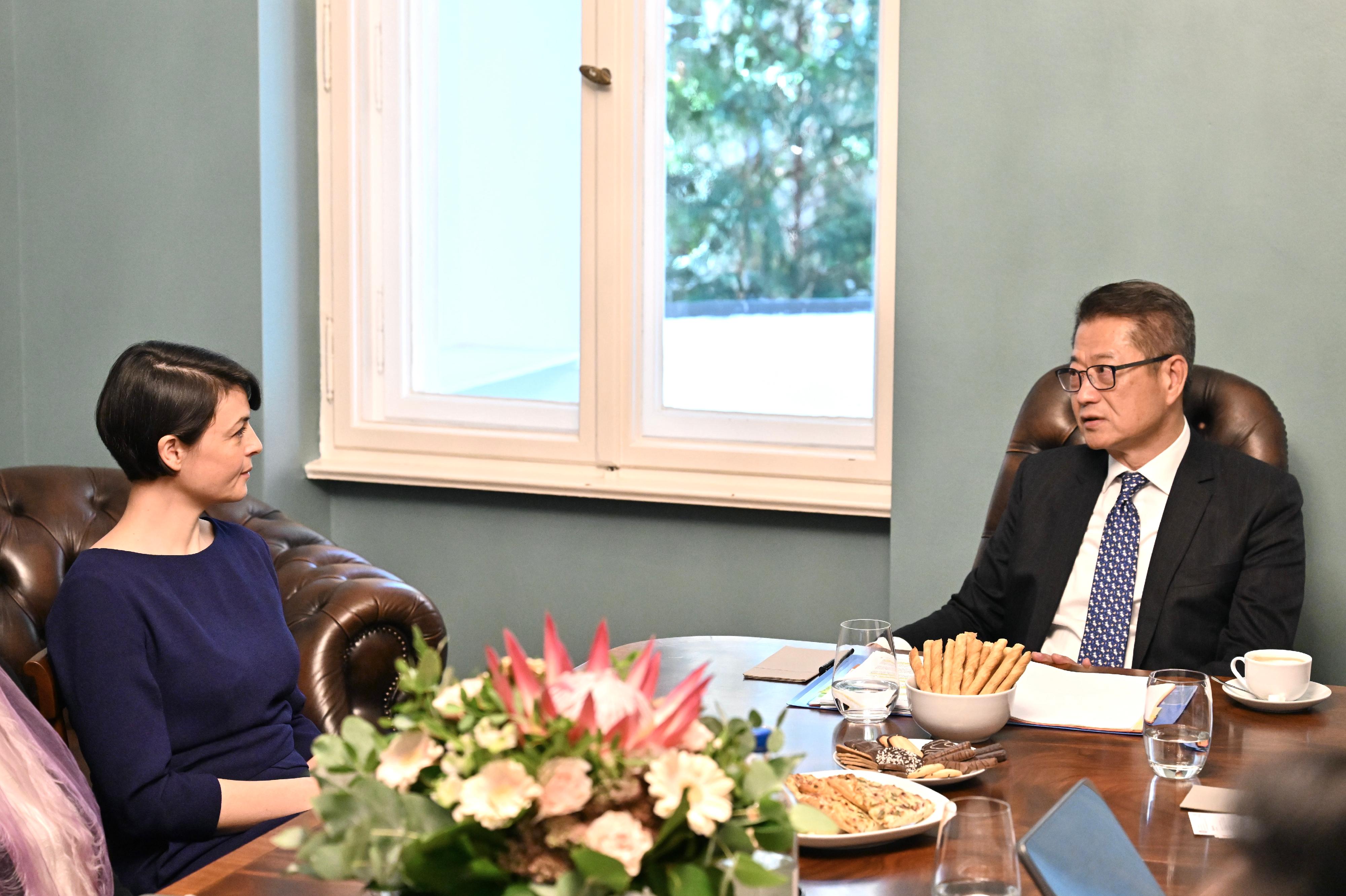 The Financial Secretary, Mr Paul Chan, commenced his visit programme in Berlin, Germany yesterday (September 25, Berlin time). Photo shows Mr Chan (first right) meeting with the responsible person of a company which represents a number of family offices in Europe. They exchanged views on opportunities to invest in the financial and innovation and technology industries in Asia.
