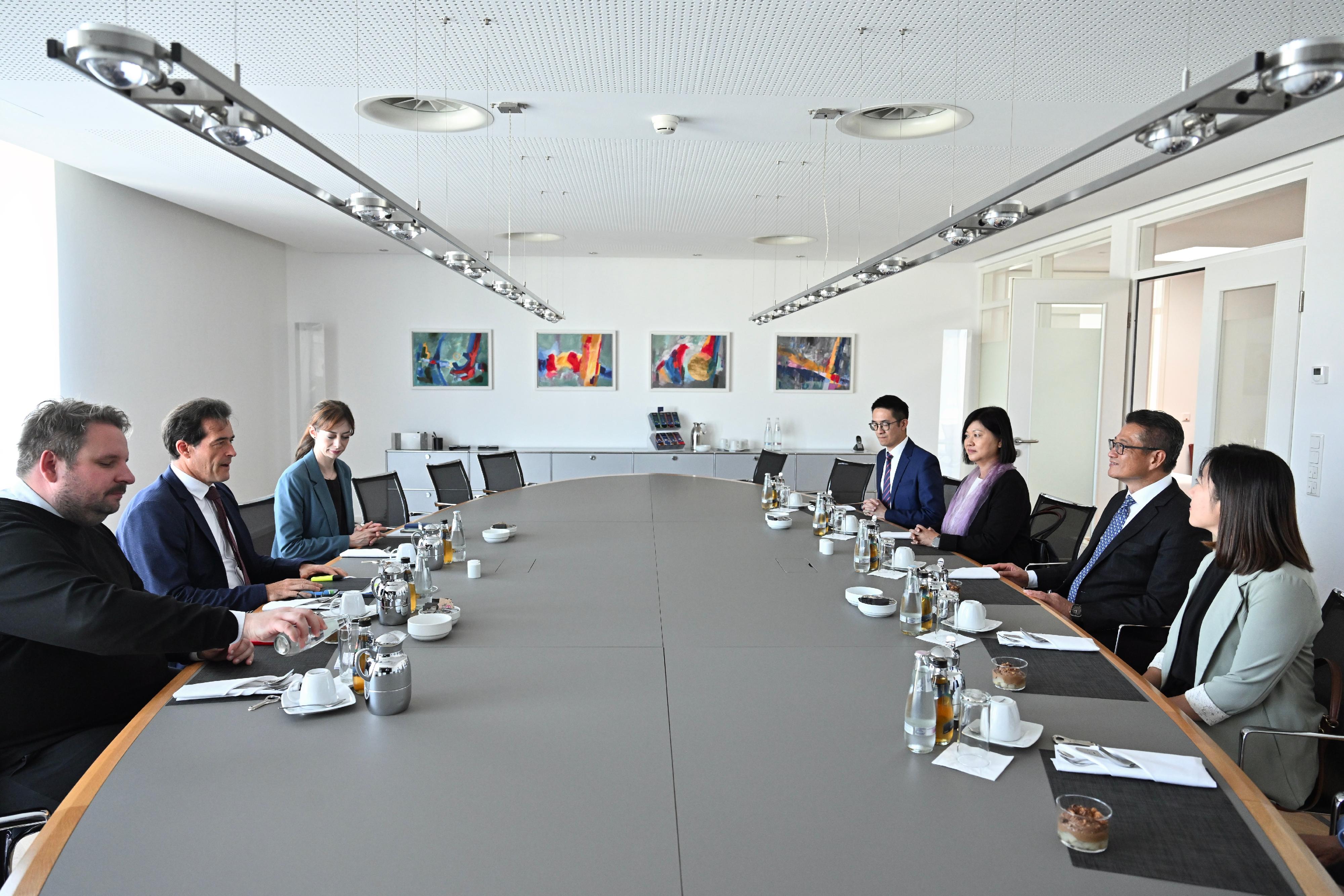The Financial Secretary, Mr Paul Chan, commenced his visit programme in Berlin, Germany yesterday (September 25, Berlin time).  Photo shows Mr Chan (second right) in a lunch meeting with the Chief Executive of Foreign Trade of the Chamber of Commerce and Industry (DIHK), Dr Volker Treier (second left), and other representatives of the DIHK.
