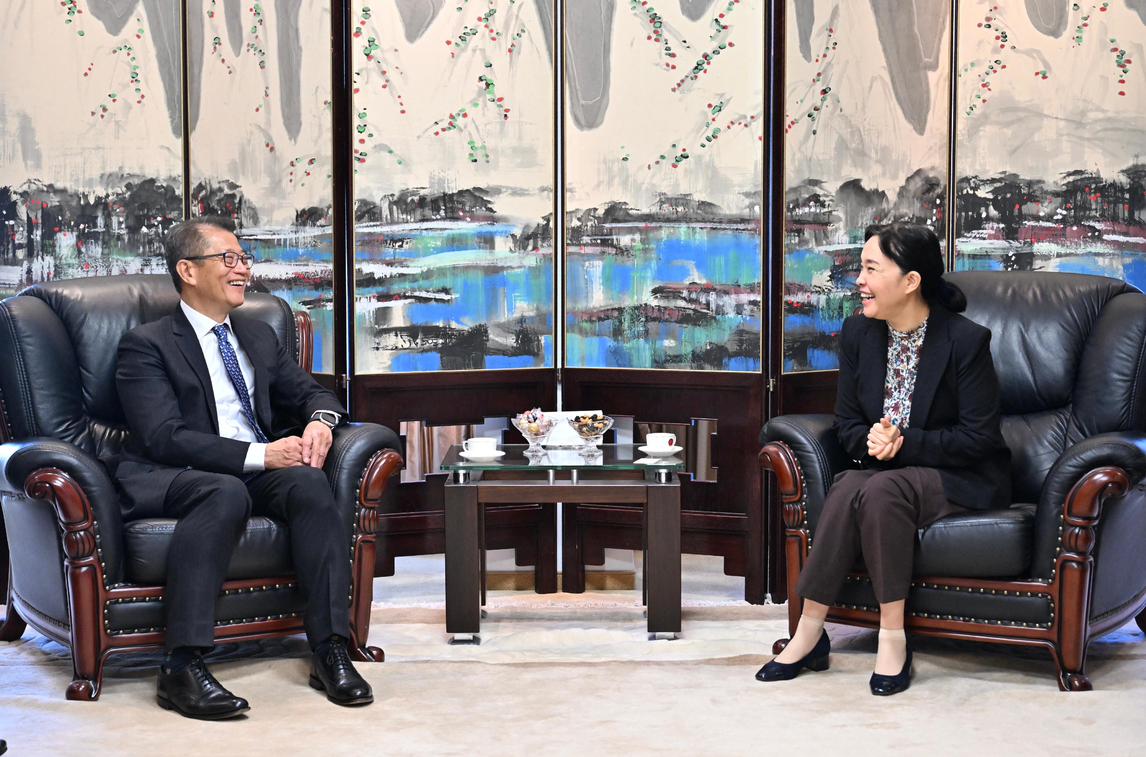 The Financial Secretary, Mr Paul Chan, commenced his visit programme in Berlin, Germany yesterday (September 25, Berlin time).  Photo shows Mr Chan (left) calling on Minister of the Chinese Embassy in Germany, Ms Zeng Yingru (right). 
