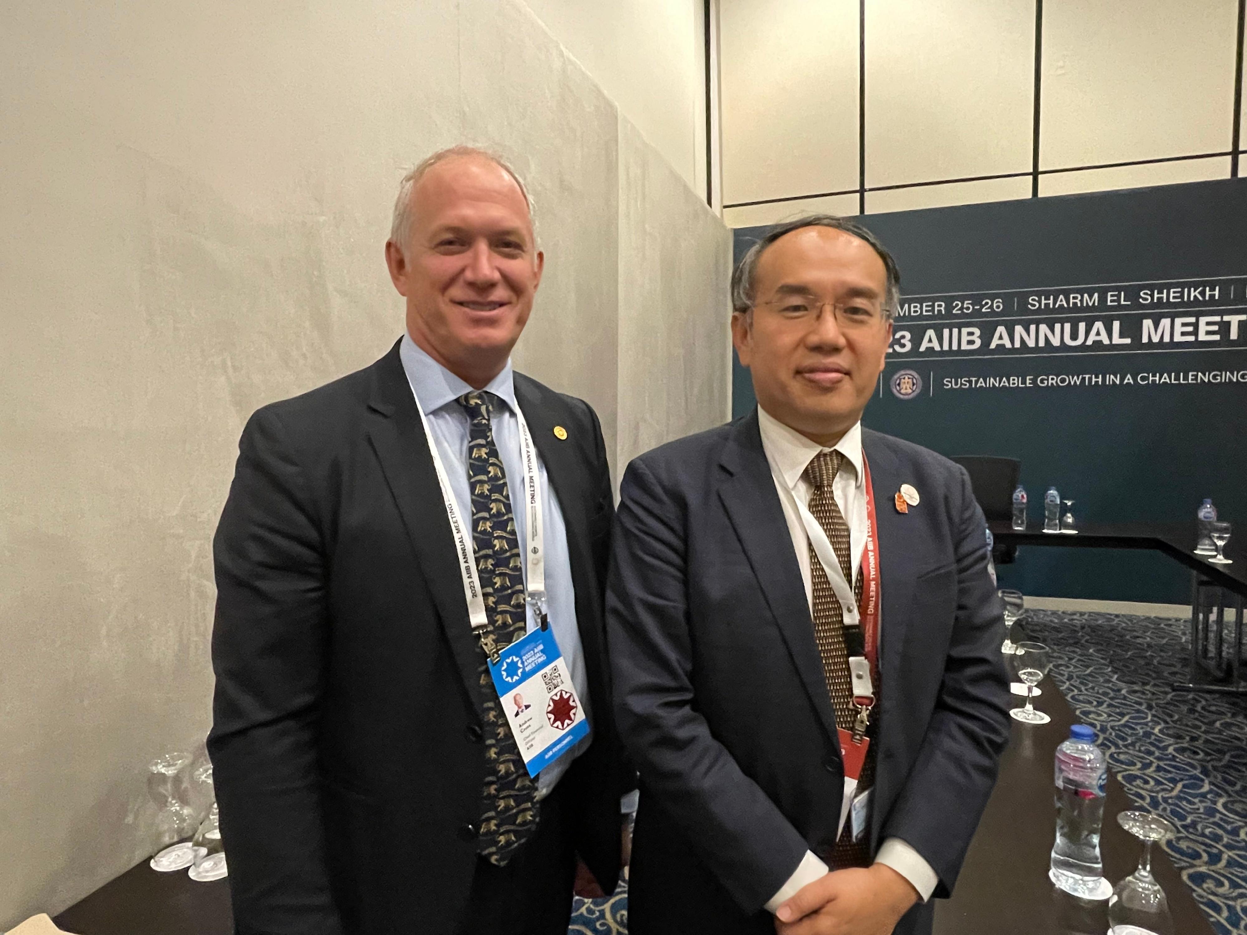 The Secretary for Financial Services and the Treasury, Mr Christopher Hui, continues his visit in Egypt. Photos shows Mr Hui (right) meeting with the Chief Financial Officer of the Asian Infrastructure Investment Bank (AIIB), Mr Andrew Cross (left), on the sidelines of the Eighth Annual Meeting of the Board of Governors of the AIIB in Sharm El Sheikh on September 25 (Sharm El Sheikh time).
