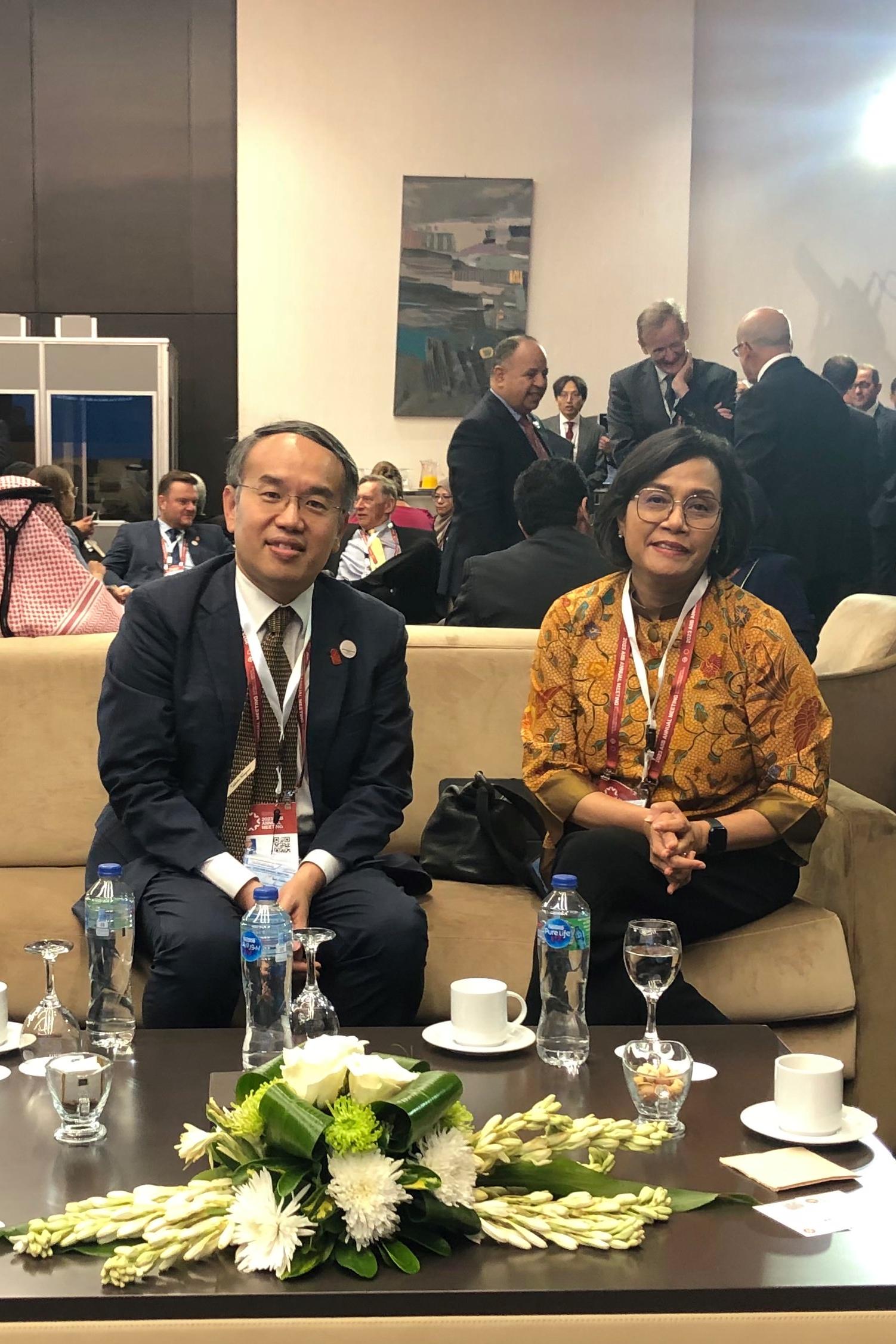 The Secretary for Financial Services and the Treasury, Mr Christopher Hui, continues his visit in Egypt. Photos shows Mr Hui (left) meeting with the Minister of Finance of Indonesia, Dr Sri Mulyani Indrawati (right), on the sidelines of the Eighth Annual Meeting of the Board of Governors of the Asian Infrastructure Investment Bank in Sharm El Sheikh on September 25 (Sharm El Sheikh time).