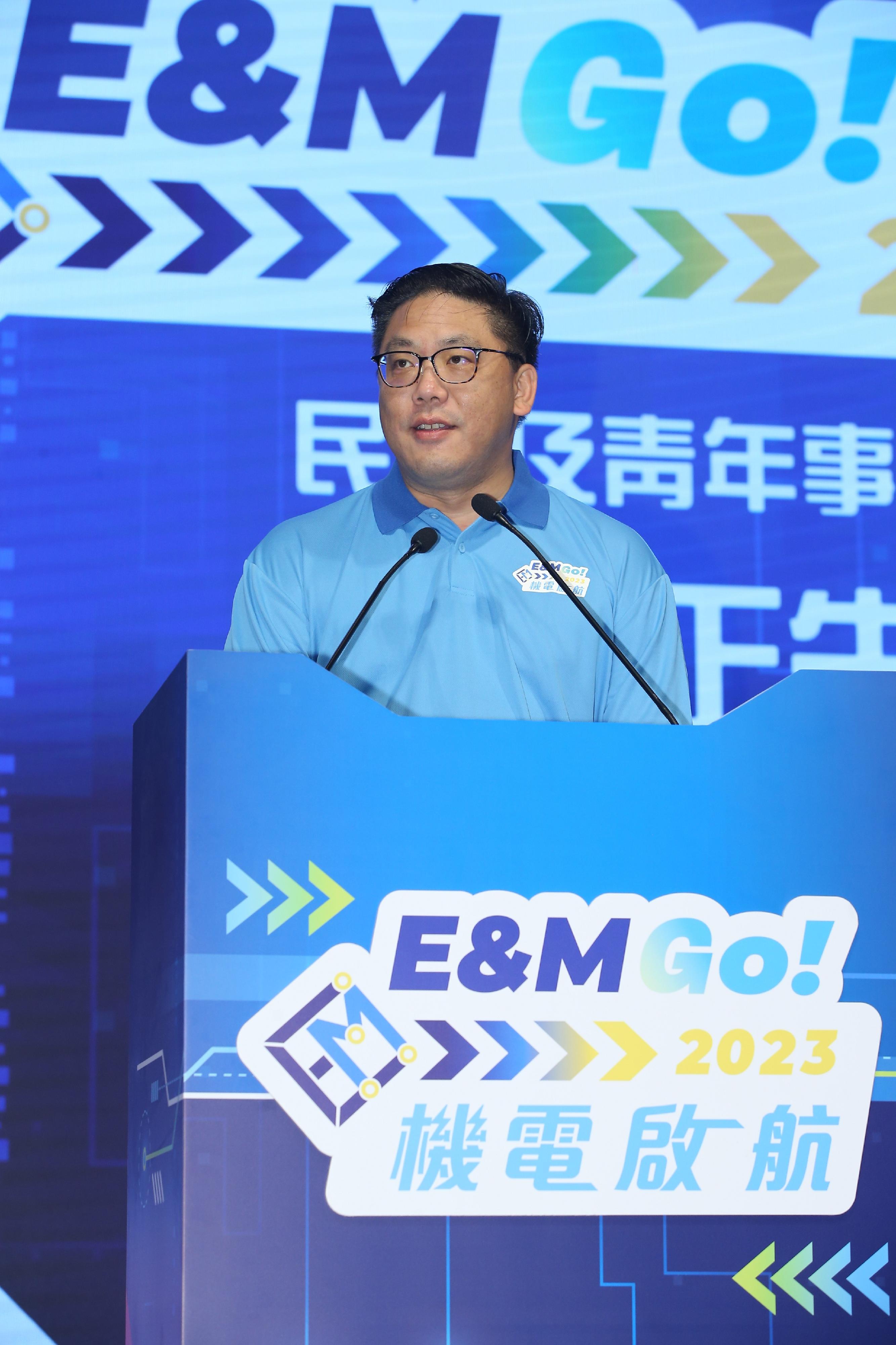 The Hong Kong Electrical and Mechanical Trade Promotion Working Group today (September 26) held the "E&M GO!" orientation ceremony 2023. Photo shows the Under Secretary for Home and Youth Affairs, Mr Clarence Leung, speaking at the ceremony.
 
