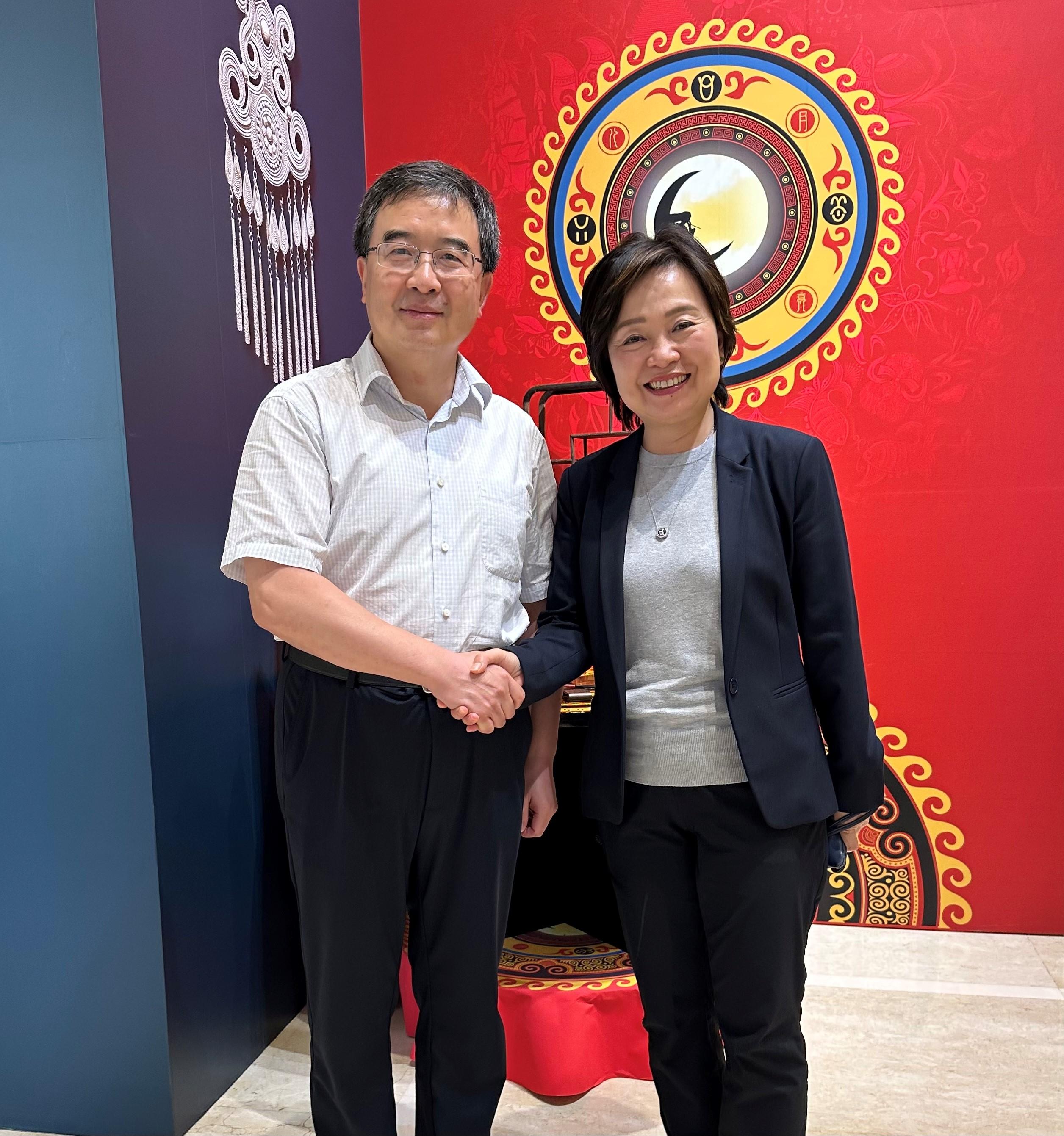 教育局局長蔡若蓮博士（右）昨日（九月二十五日）與北京市教育委員會主任李奕（左）會面，探討京港共同關心的教育議題。
