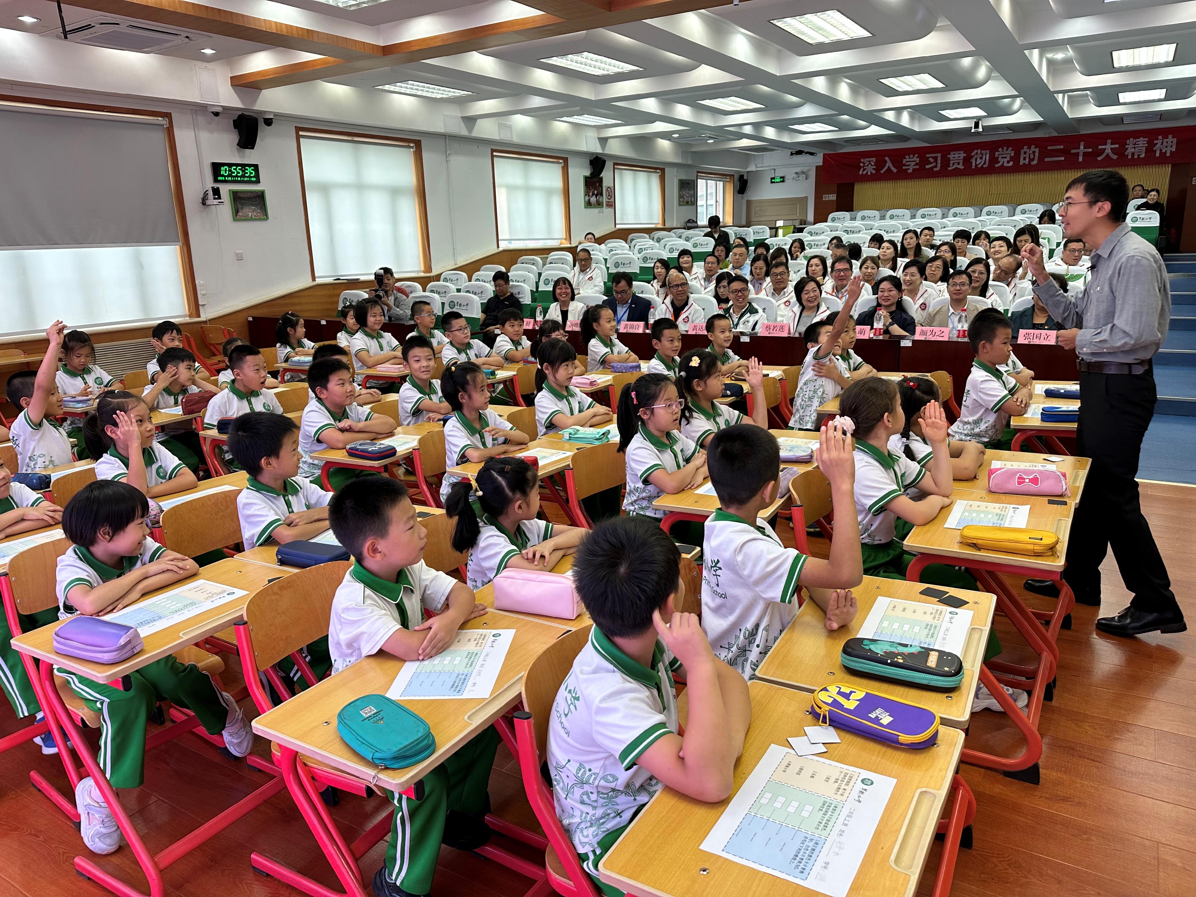 教育局局長蔡若蓮博士昨日（九月二十五日）率領香港教育界國慶訪京暨專業交流團到訪在北京的翠微小學，並觀摩課堂。