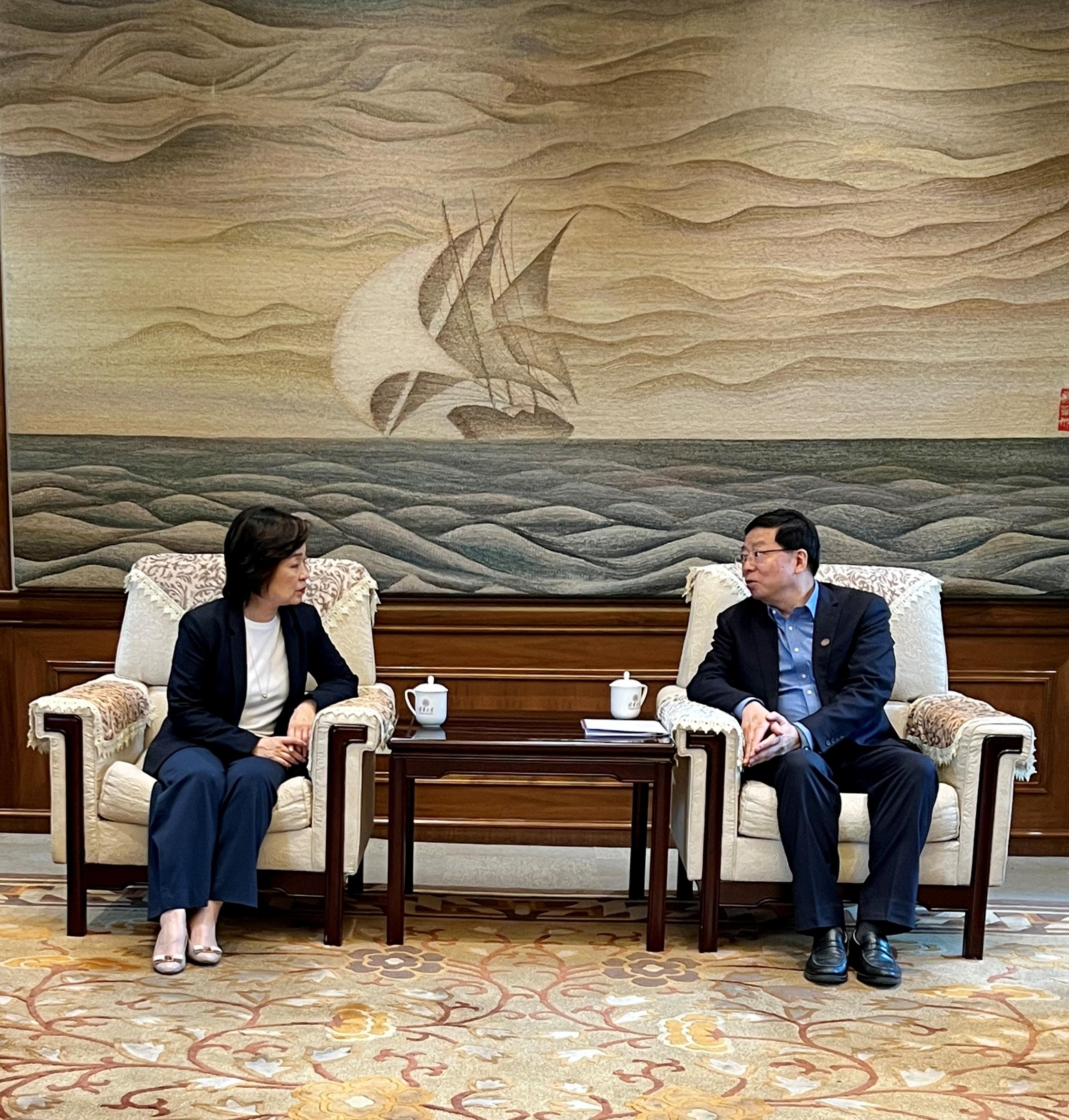 教育局局長蔡若蓮博士（左）今日（九月二十六日）到訪北京清華大學，並與清華大學黨委書記邱勇教授（右）會面。