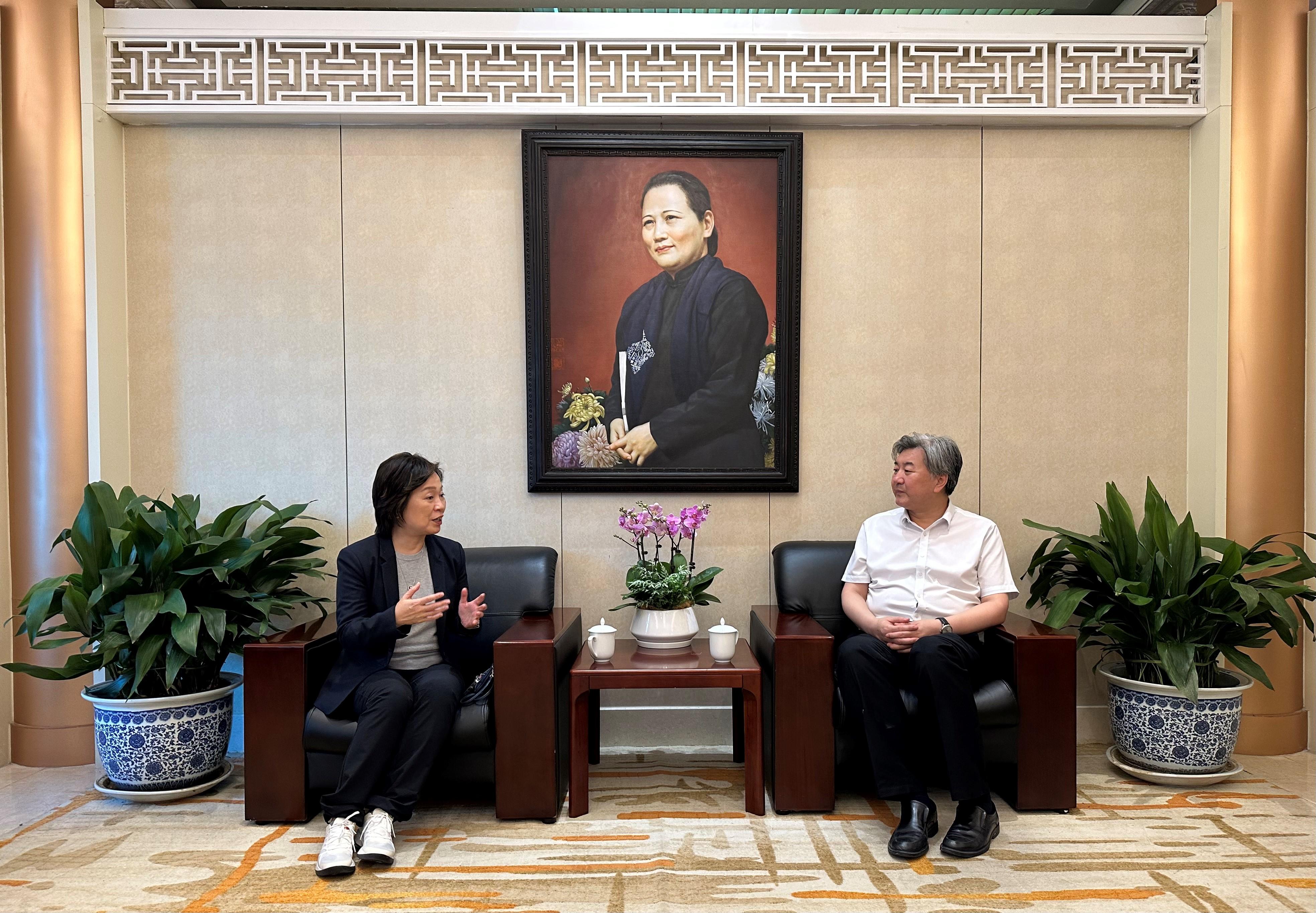 The Secretary for Education, Dr Choi Yuk-lin (left), visited the Former Residence of Soong Ching Ling, the Honorary President of the People's Republic of China in Beijing, and met the deputy secretary general of the China Soong Ching Ling Foundation and director of the Management Center of the Former Residence of Soong Ching Ling, Mr Li Anjin (right), yesterday (September 25).