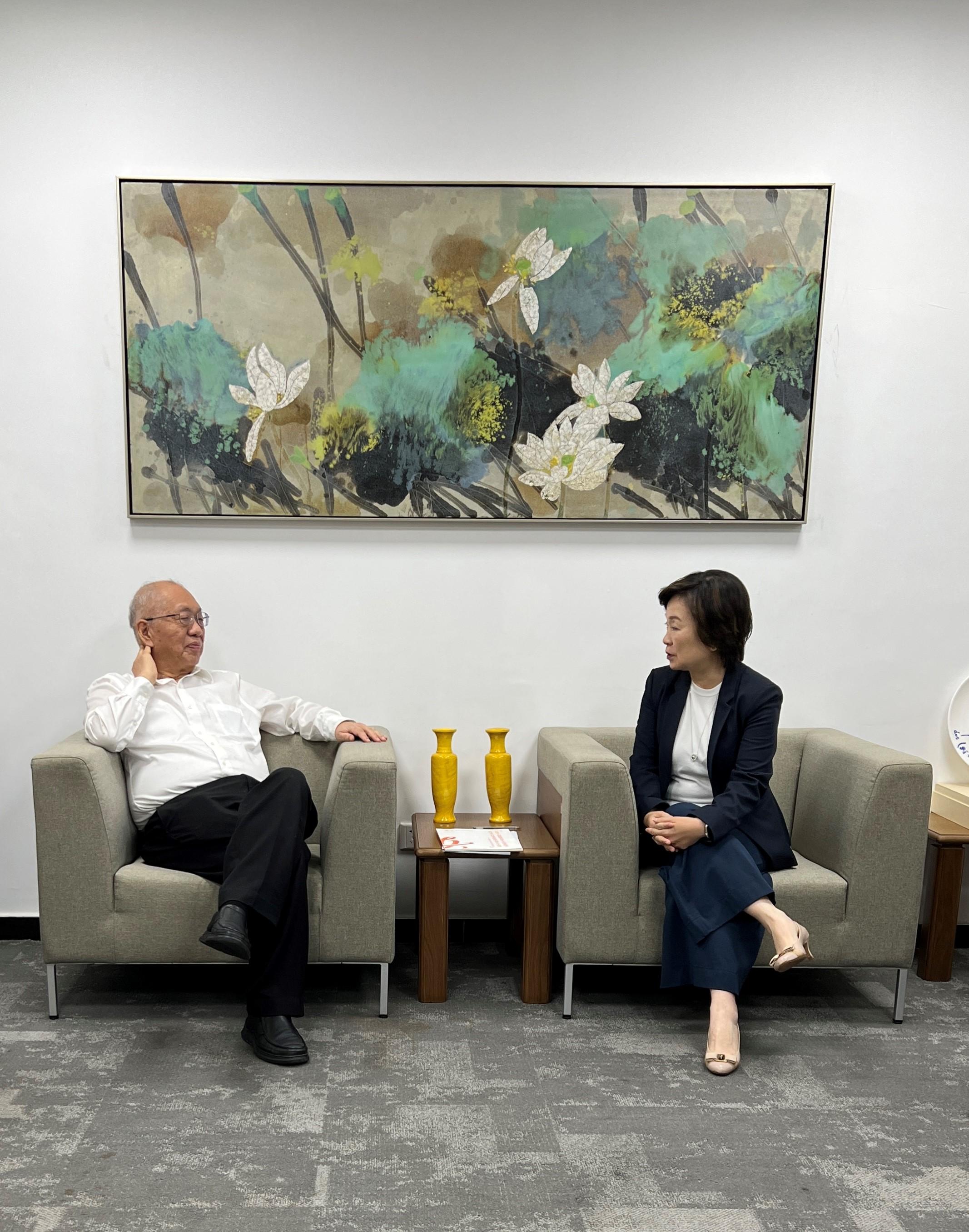 The Secretary of Education, Dr Choi Yuk-lin (right), visits Tsinghua University in Beijing today (September 26) and meets the Dean of Qiuzhen College, Professor Yau Shing-tung (left).
