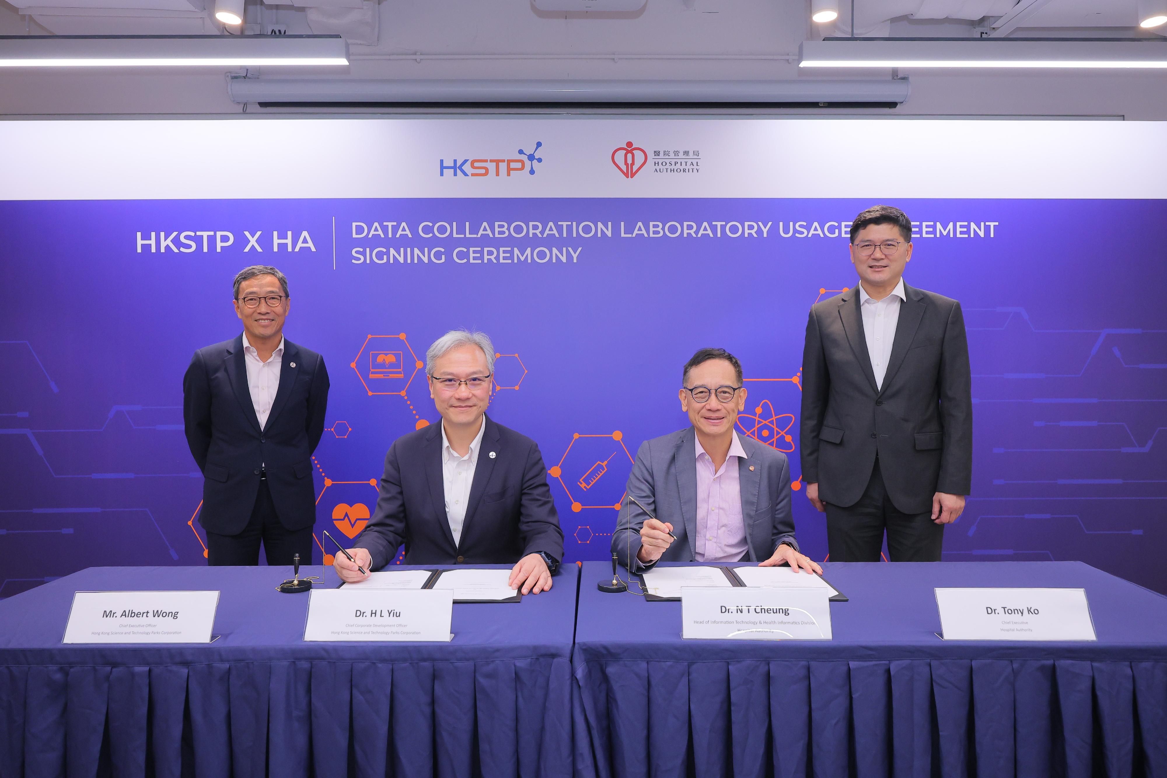 The Head of Information Technology and Health Informatics of the Hospital Authority (HA), Dr N T Cheung (second right), and the Chief Corporate Development Officer of the Hong Kong Science and Technology Parks Corporation (HKSTP), Dr H L Yiu (second left), signed an agreement under the witness of the Chief Executive of the HA, Dr Tony Ko (first right), and the Chief Executive Officer of the HKSTP, Mr Albert Wong (first left).