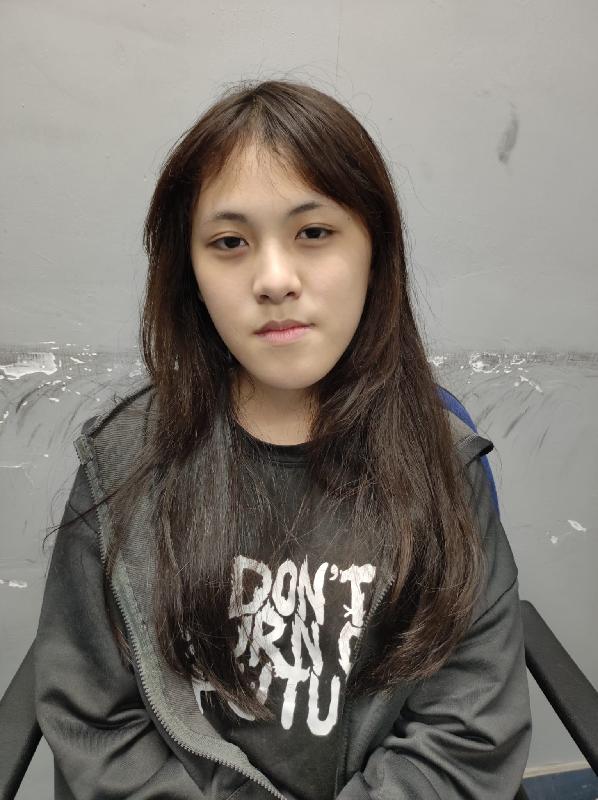 Lau Sze-nga, aged 13, is about 1.6 metres tall, 50 kilograms in weight and of medium build. She has a pointed face with yellow complexion and long straight brown hair.
