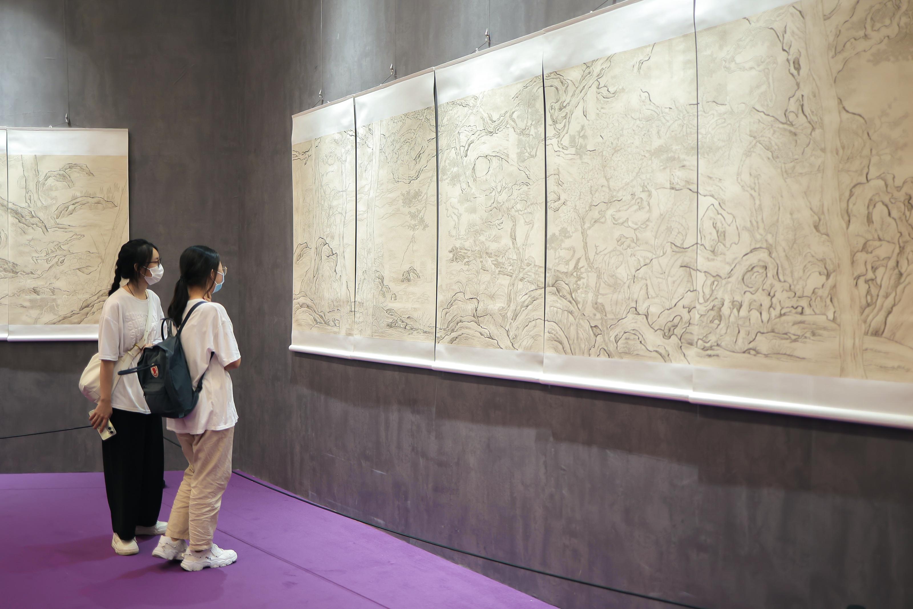 Co-organised by the Art Promotion Office and the Hong Kong Designers Association, the fifth exhibition of the second round of the "Art >< Creativity" exhibition series in the Greater Bay Area, "The Concrete Jungle", is open from today (September 26) to November 12 at the Zhaoqing Museum. Photo shows visitors viewing the artwork "Song of the Wanderers" by artist Chan Kwan Lok.