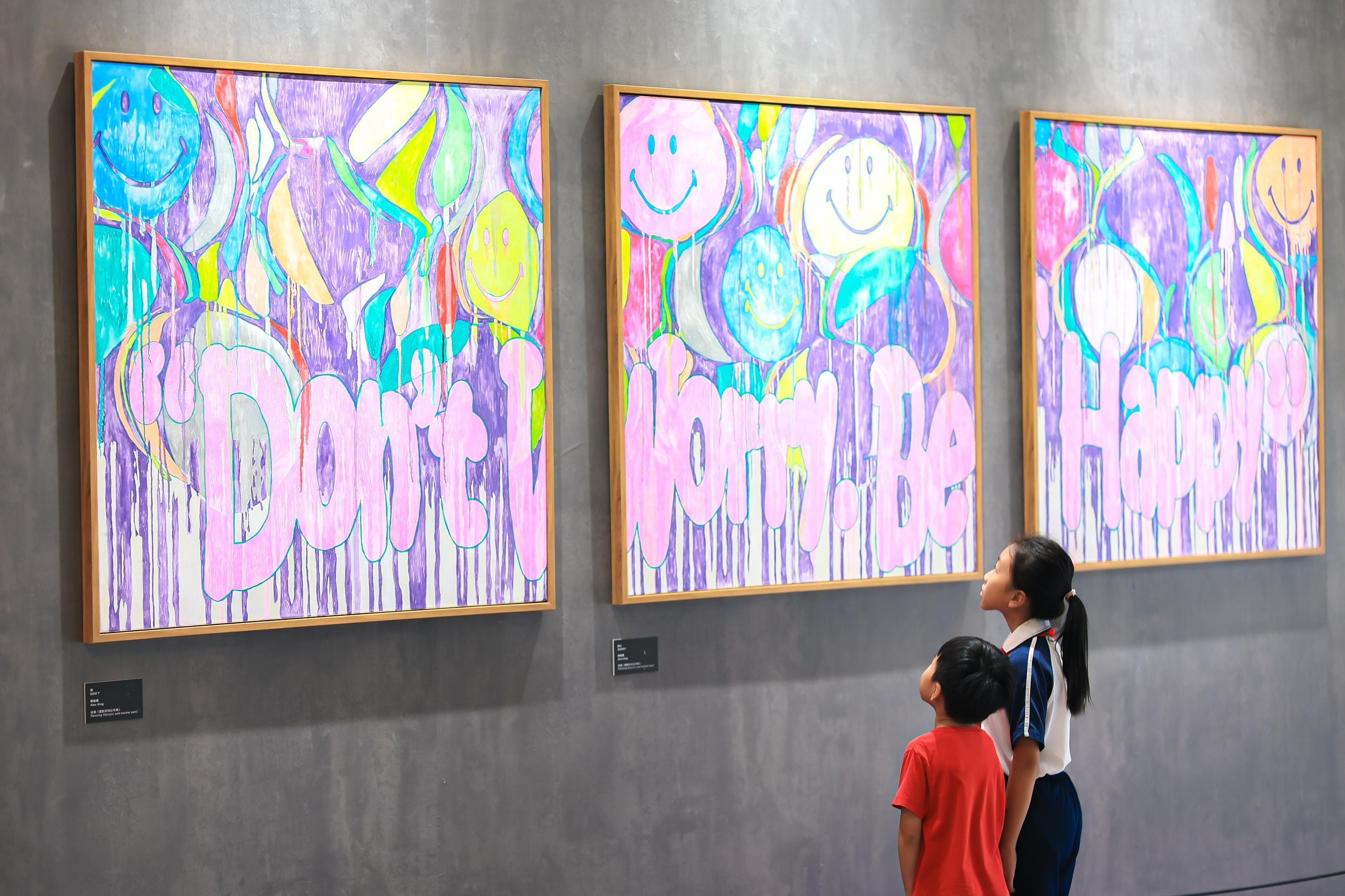 Co-organised by the Art Promotion Office and the Hong Kong Designers Association, the fifth exhibition of the second round of the "Art >< Creativity" exhibition series in the Greater Bay Area, "The Concrete Jungle", is open from today (September 26) to November 12 at Zhaoqing Museum. Photo shows visitors viewing the artwork "After Rain Comes the Rainbow" by designer Alex King.