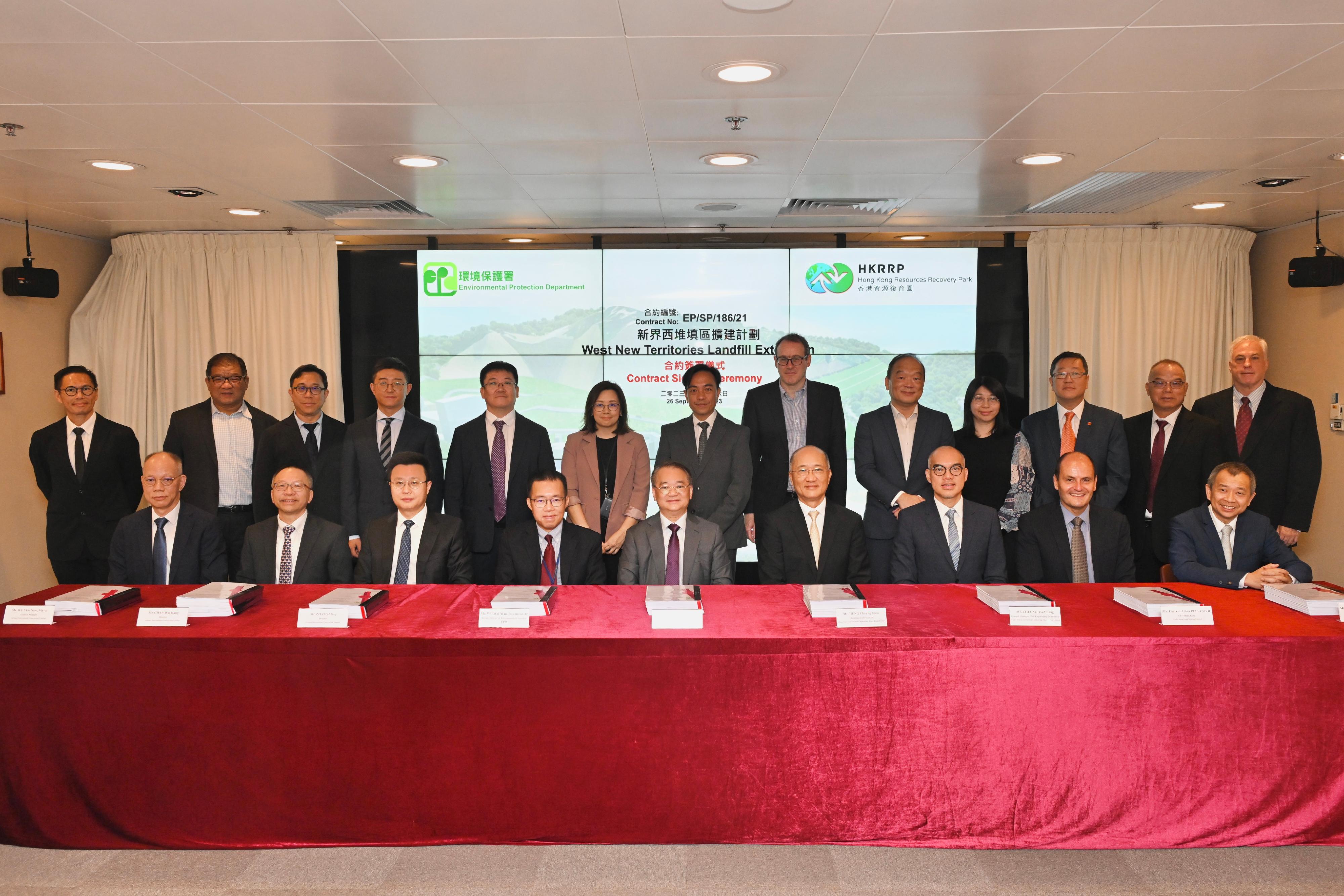 The Environmental Protection Department signed the contract for West New Territories Landfill Extension project with Hong Kong Resources Recovery Park (joint venture) today (September 26). Photo shows the Director of Environmental Protection, Dr Samuel Chui (front row, centre), Deputy Director of Environmental Protection Mr Raymond Wu (front row, fourth left) and the representatives of the Environmental Protection Department, Hong Kong Resources Recovery Park (joint venture) and Ove Arup & Partners Hong Kong Limited attending the contract signing ceremony.