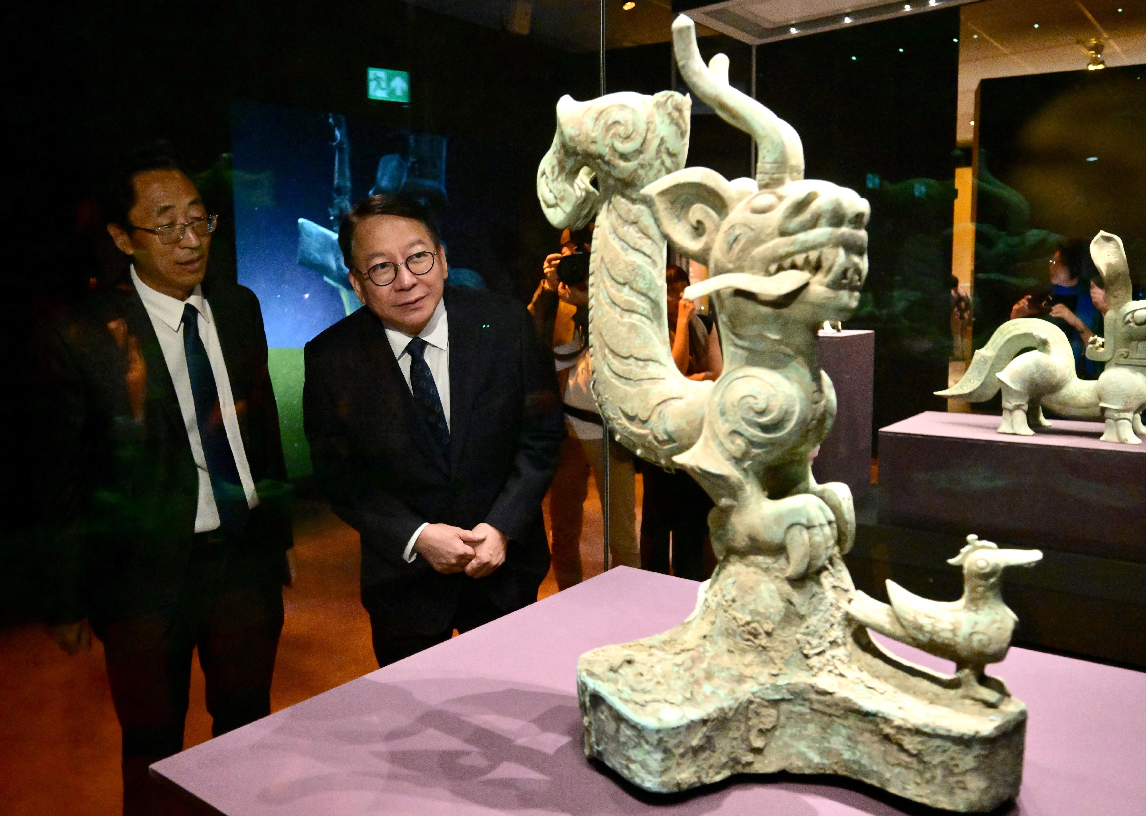 政務司司長陳國基今日（九月二十六日）出席香港故宮文化博物館「凝視三星堆──四川考古新發現」特別展覽開幕典禮。圖示陳國基（右）參觀展覽。