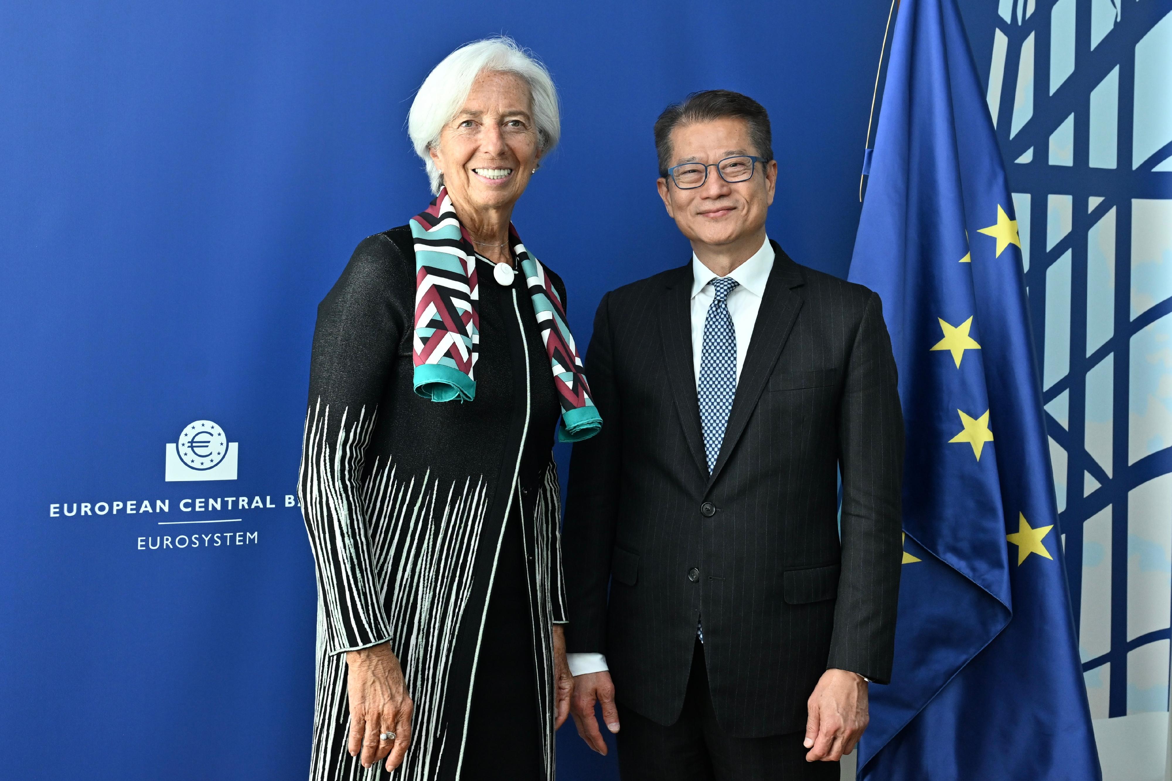 財政司司長陳茂波昨日（法蘭克福時間九月二十六日）訪問德國法蘭克福。圖示陳茂波（右）與歐洲中央銀行行長拉加德（左）在會面前合影。