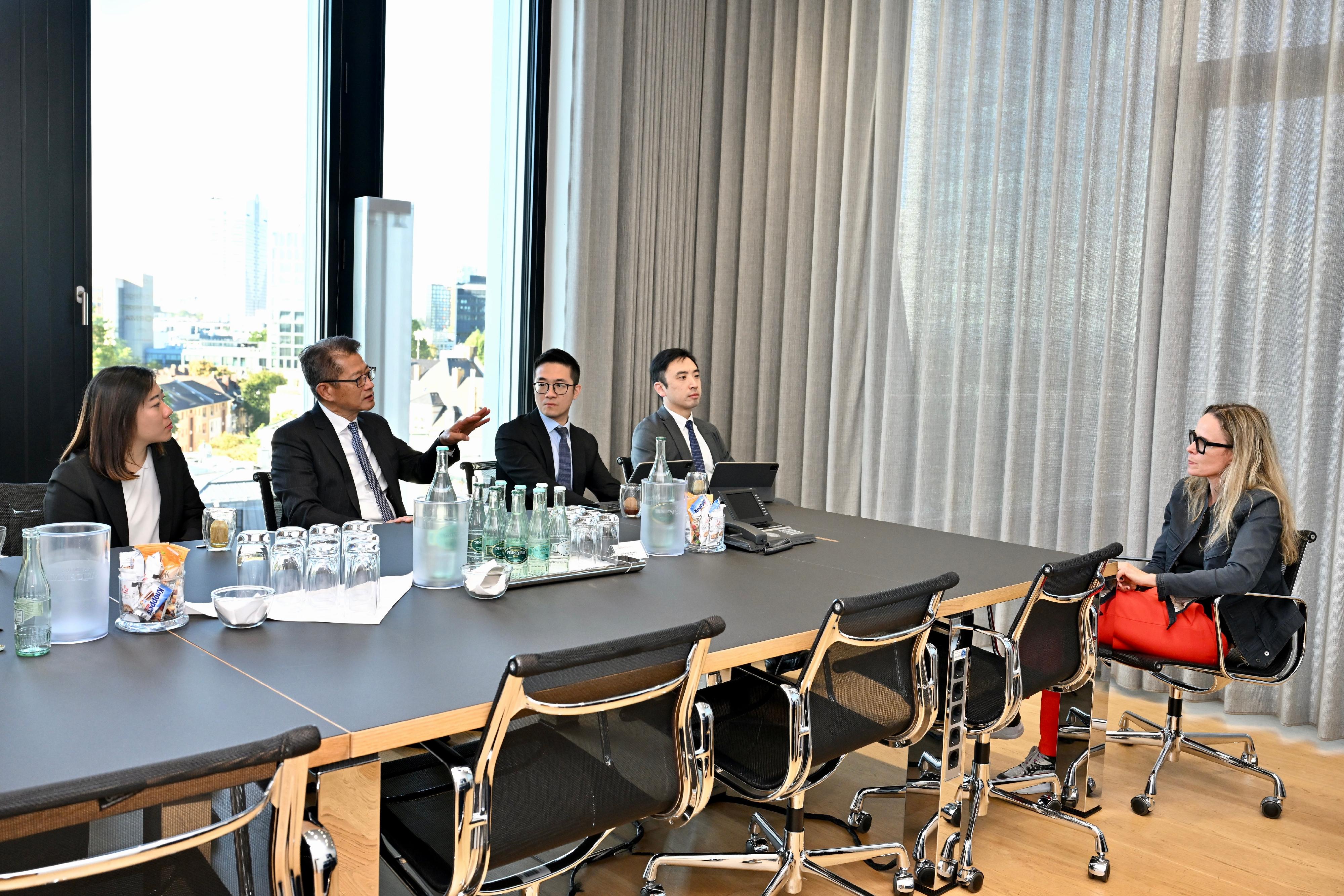 財政司司長陳茂波昨日（法蘭克福時間九月二十六日）訪問德國法蘭克福。圖示陳茂波（左二）到訪當地為金融科技初創企業服務的加速器公司並與創辦人交流。