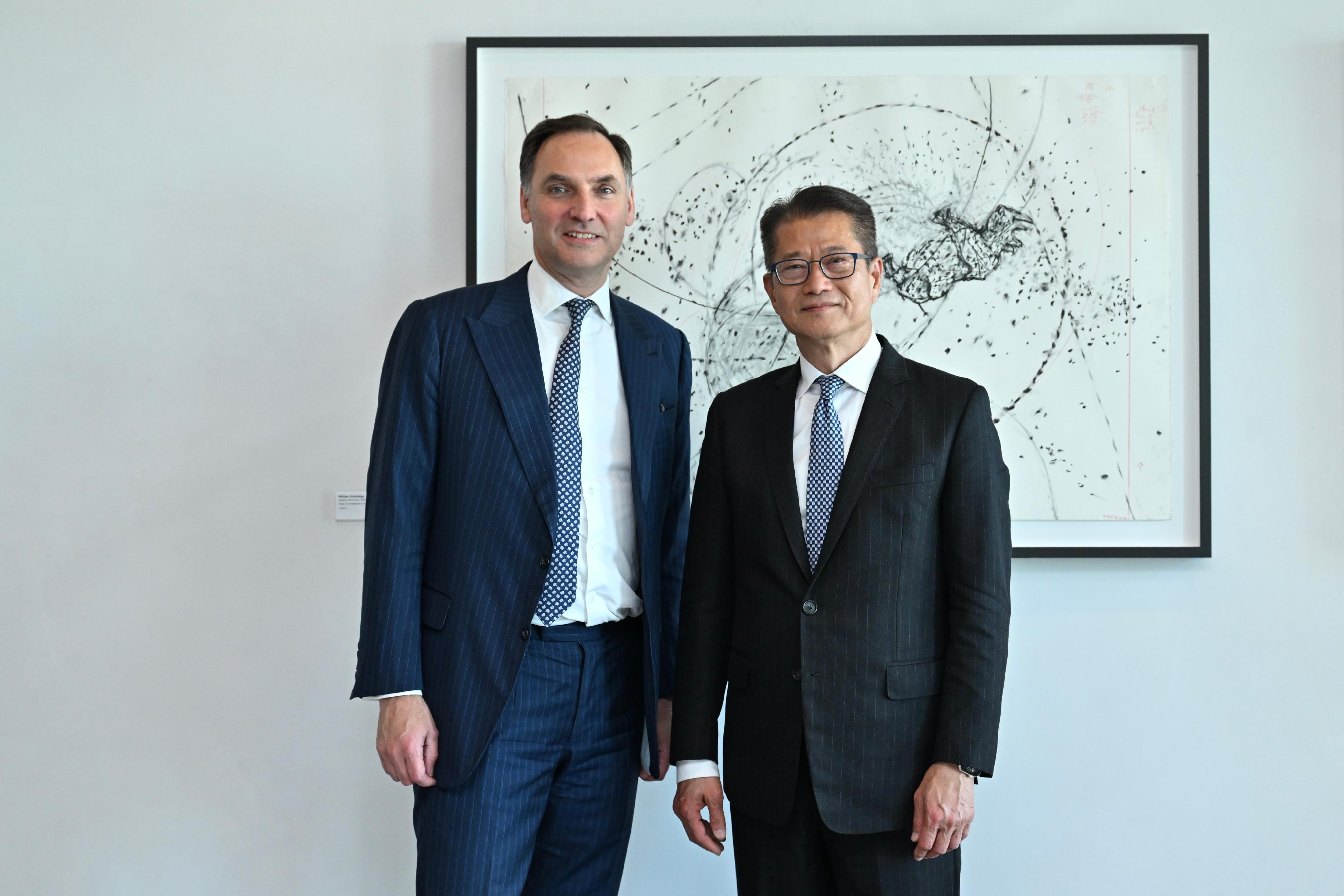 The Financial Secretary, Mr Paul Chan, visited Frankfurt, Germany yesterday (September 26, Frankfurt time). Photo shows Mr Chan (right) calling on the President and Chief Financial Officer of Deutsche Bank, Mr James von Moltke (left). 