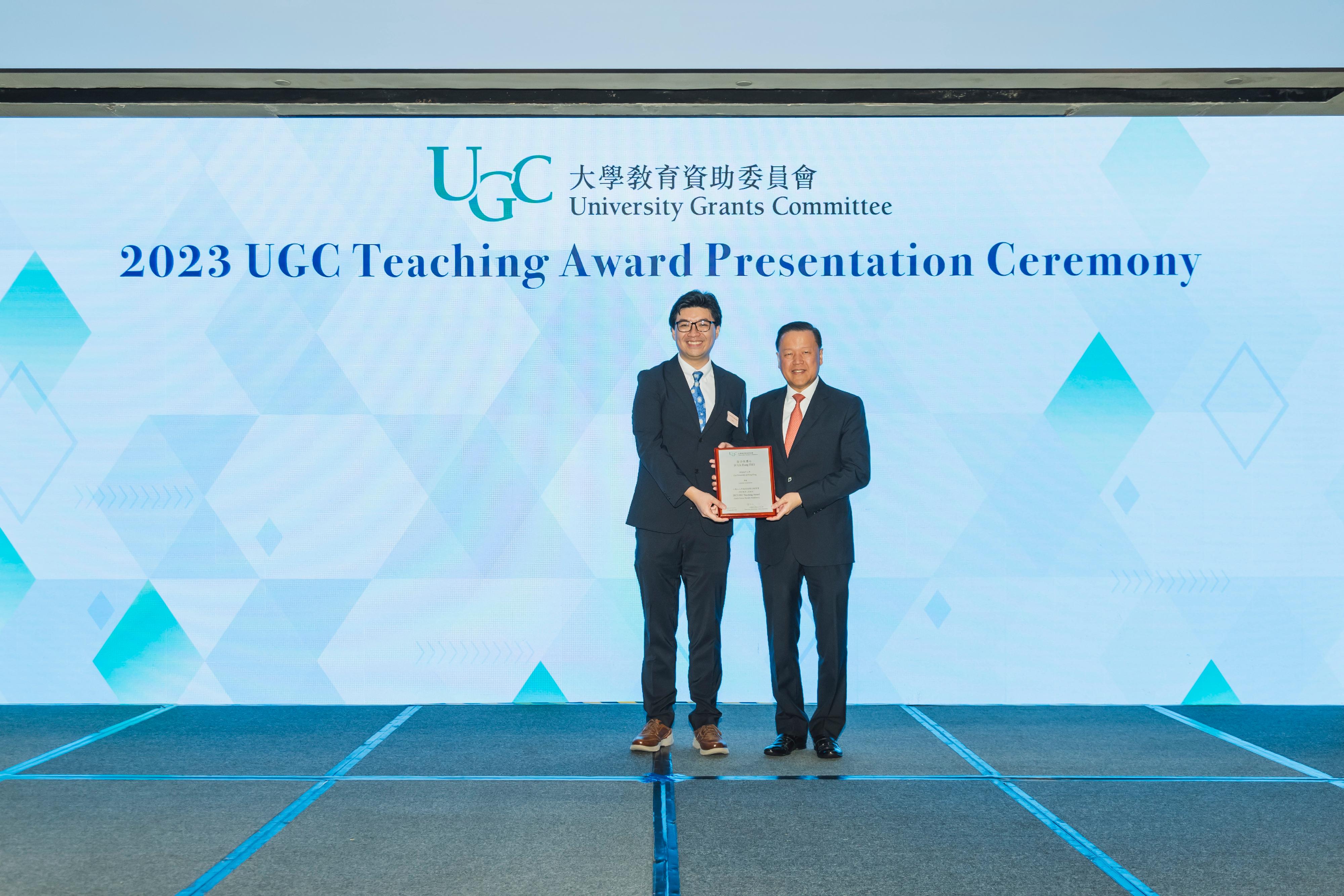 The Chairman of the University Grants Committee (UGC), Mr Tim Lui (right), today (September 27) presents the 2023 UGC Teaching Award for Early Career Faculty Members to Professor Tsui Lik-hang (left) of the City University of Hong Kong.