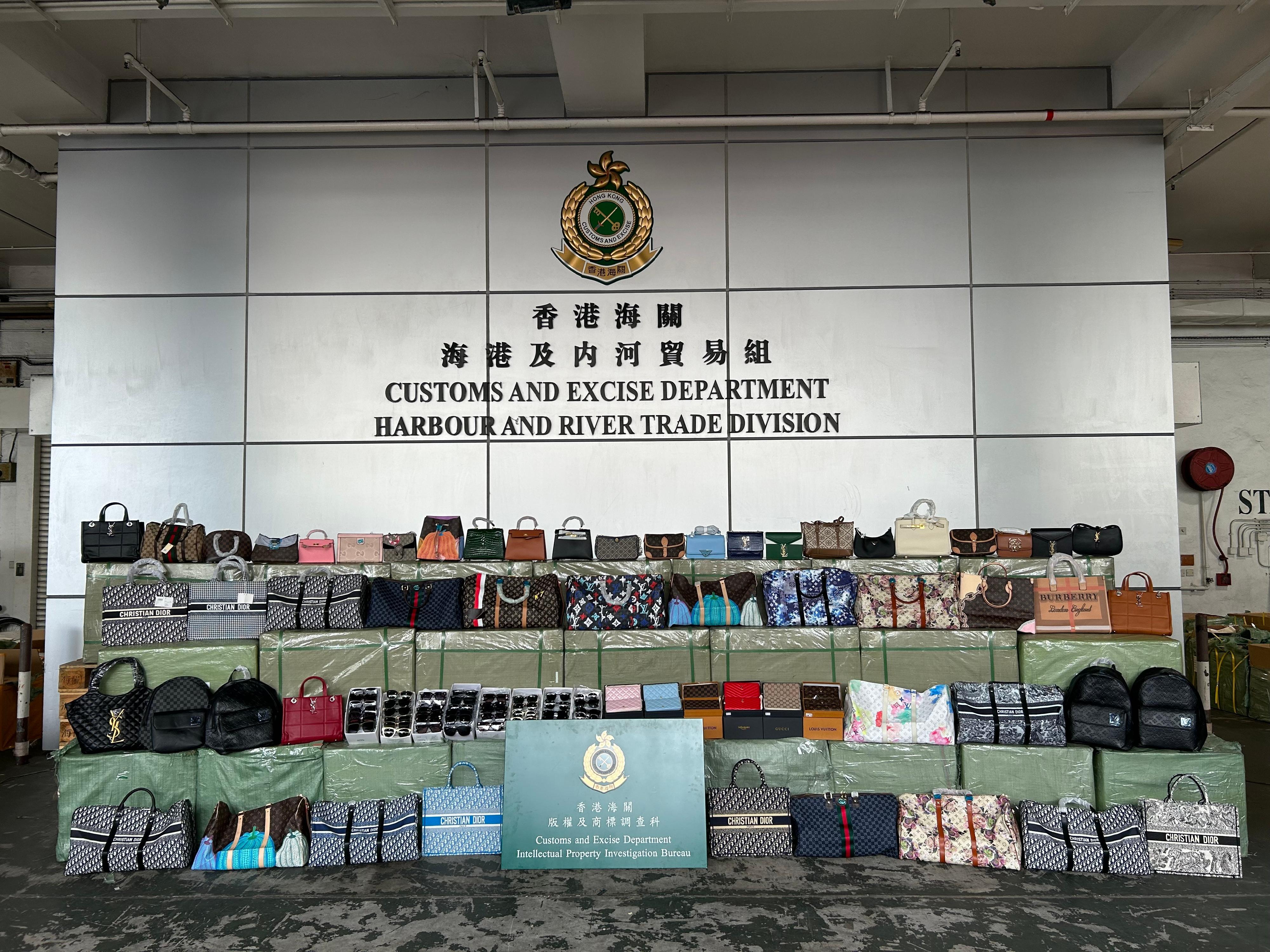 香港海關九月九日在葵涌貨櫃碼頭檢獲約二萬五千件懷疑冒牌貨物，包括太陽眼鏡、手袋和錢包，估計市值共約六百萬元。圖示部分檢獲的懷疑冒牌貨物。